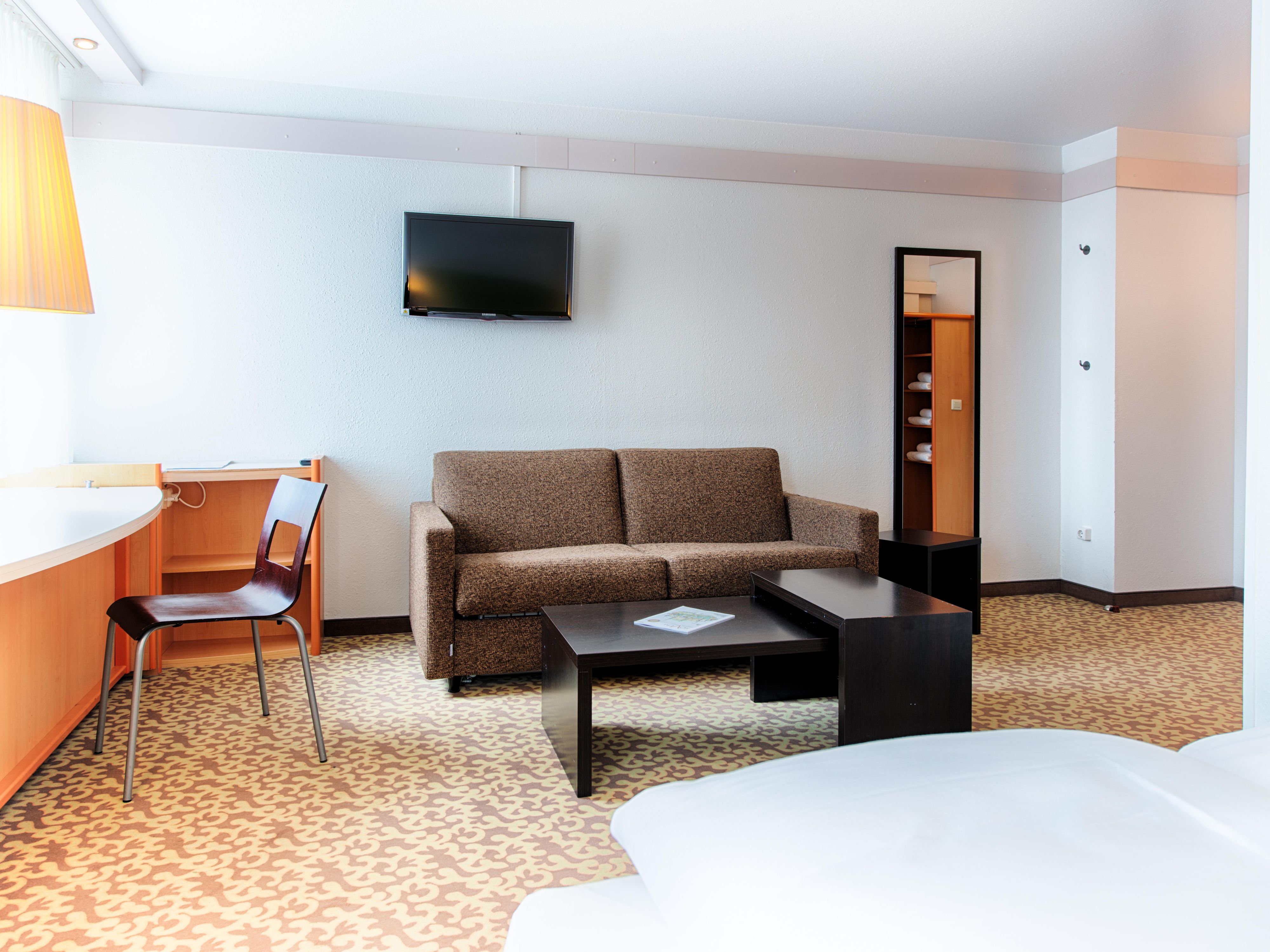 Unser Hotel bietet barrierefreie Zimmer für Gäste mit Behinderungen, die mit zugänglichen Türschlössern, Haltegriffen und erhöhten Toiletten ausgestattet sind. Ein kostenpflichtiger Parkplatz mit Behindertenstellplätzen sorgt für Komfort und Bequemlichkeit.
