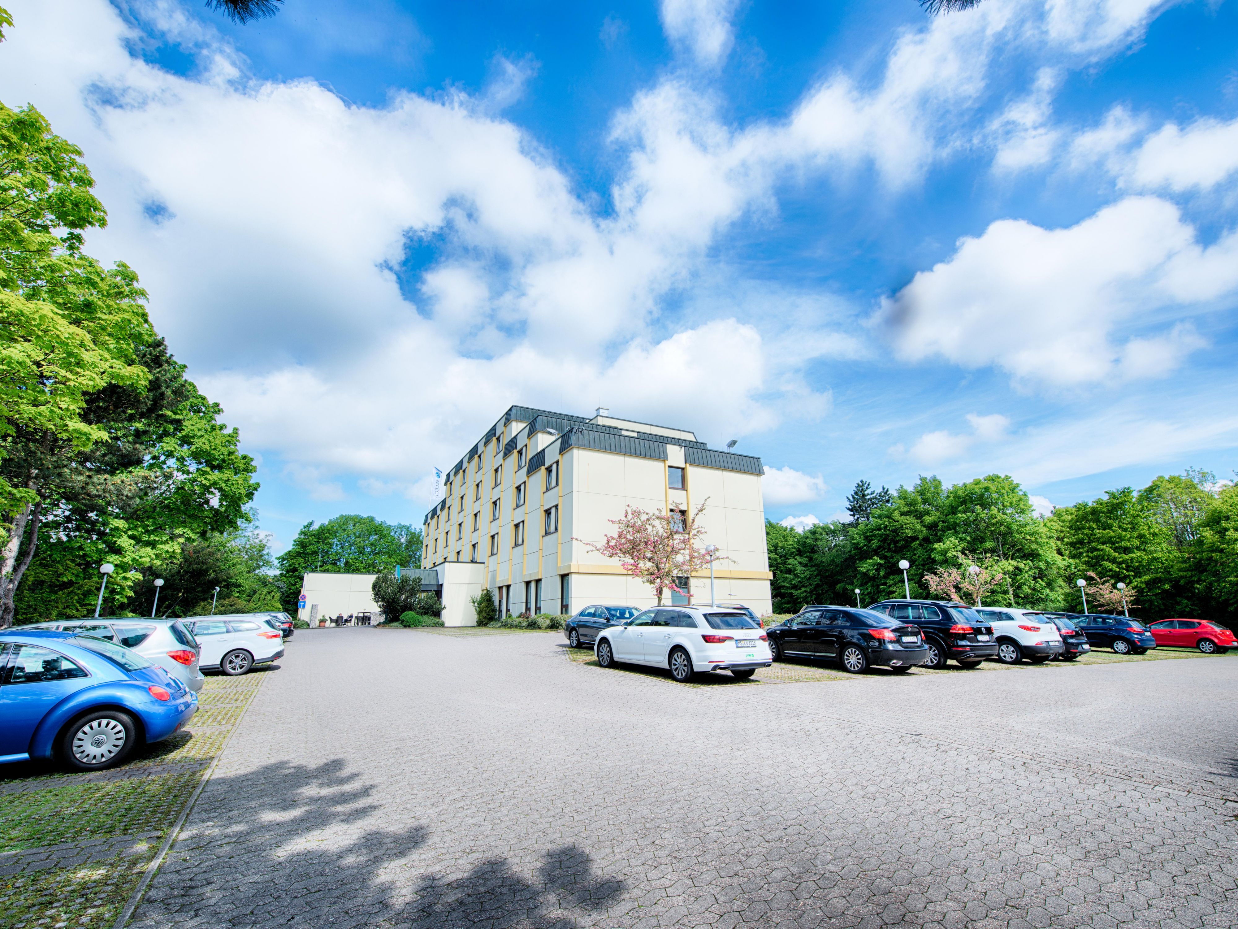 Für eine bequeme und stressfreie Anreise mit dem Auto steht Ihnen direkt am Hotel ein Parkplatz zur Verfügung. Sowohl PKW als auch LKW können hier sicher abgestellt werden – für nur 6 € pro Tag bzw. 20 € pro Tag. Für Ihr Elektrofahrzeuge stehen zudem vier Ladestationen bereit.