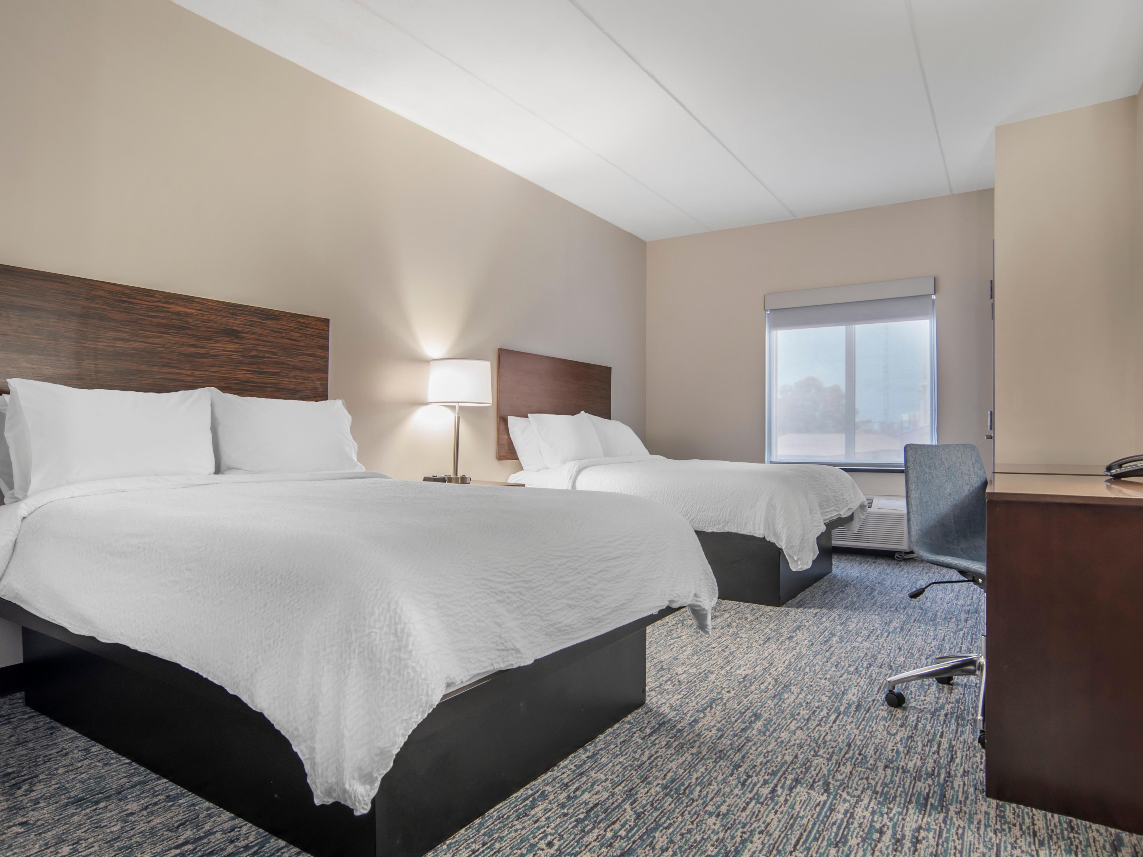 غرفة نزلاء بسرير كبير