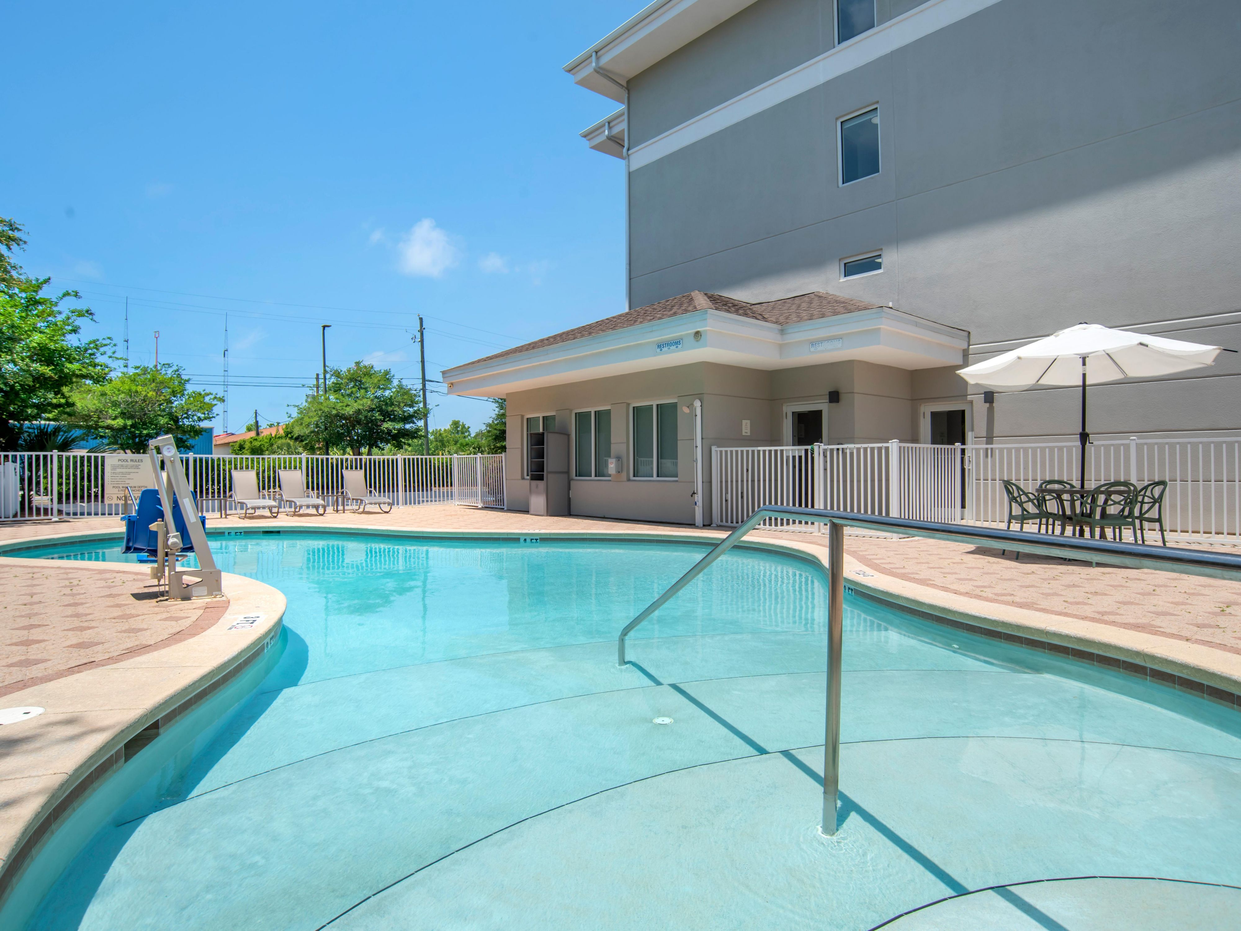 استمتع بالسباحة في الصباح أو بعد الظهر في حمام السباحة الخارجي.