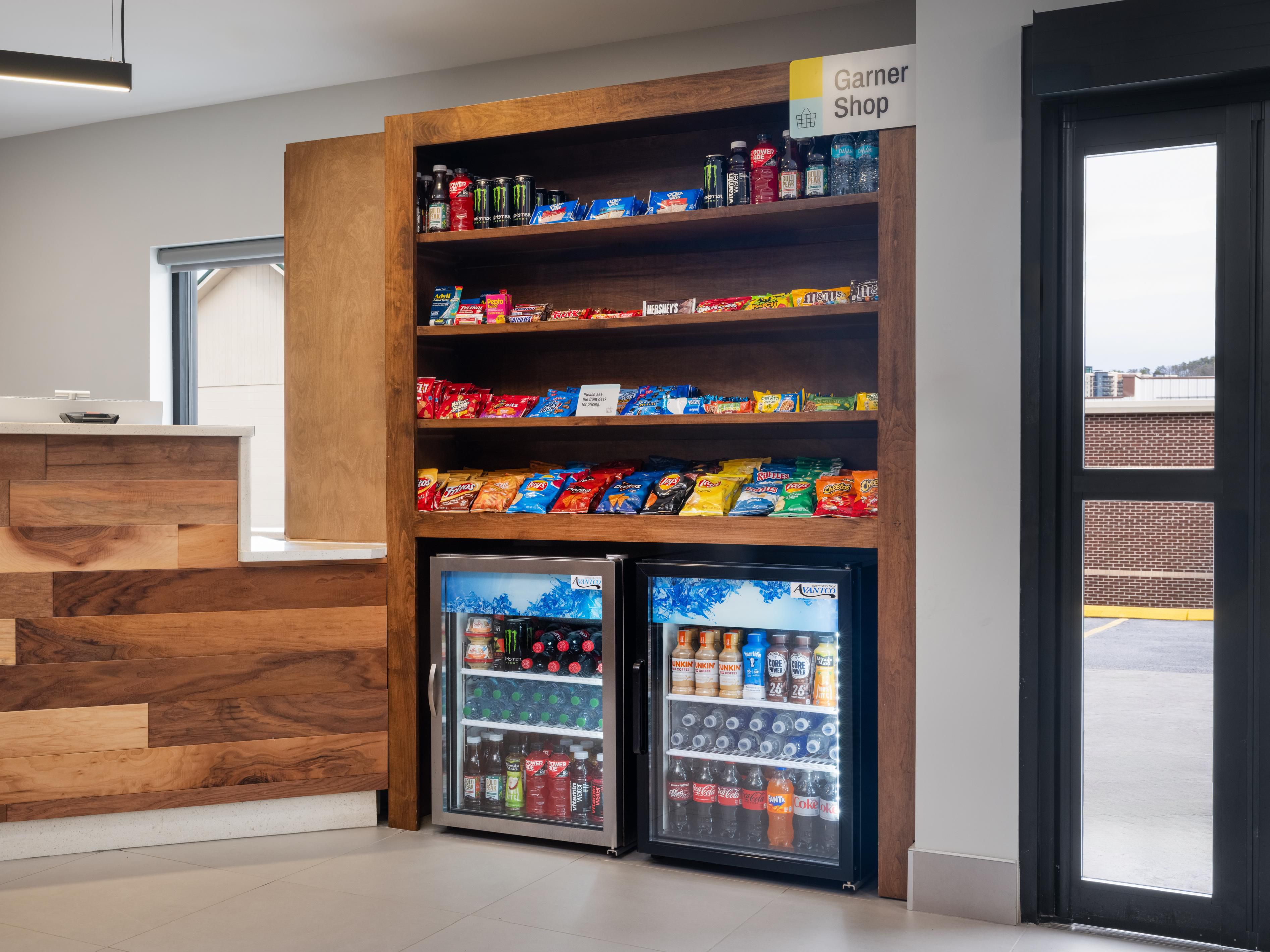 Hãy ghé thăm Garner Shop để mua đồ ăn nhẹ và đồ uống 24/7.