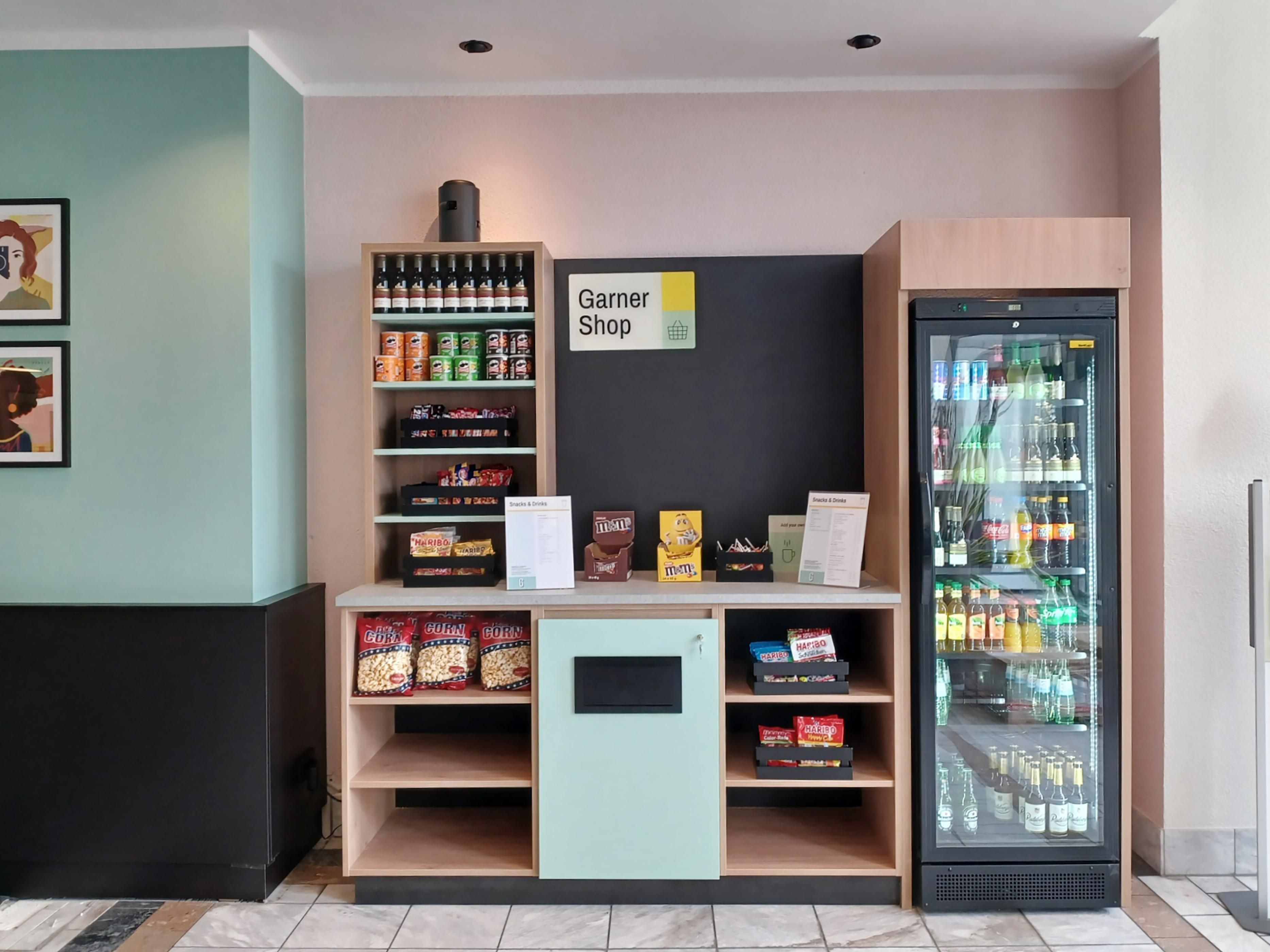 Whether sweet, salty, or refreshing: our Garner Shop at reception offers snacks and drinks like popcorn, soda, beer, coffee, or tea to satisfy your cravings anytime. The shop is open 24/7.