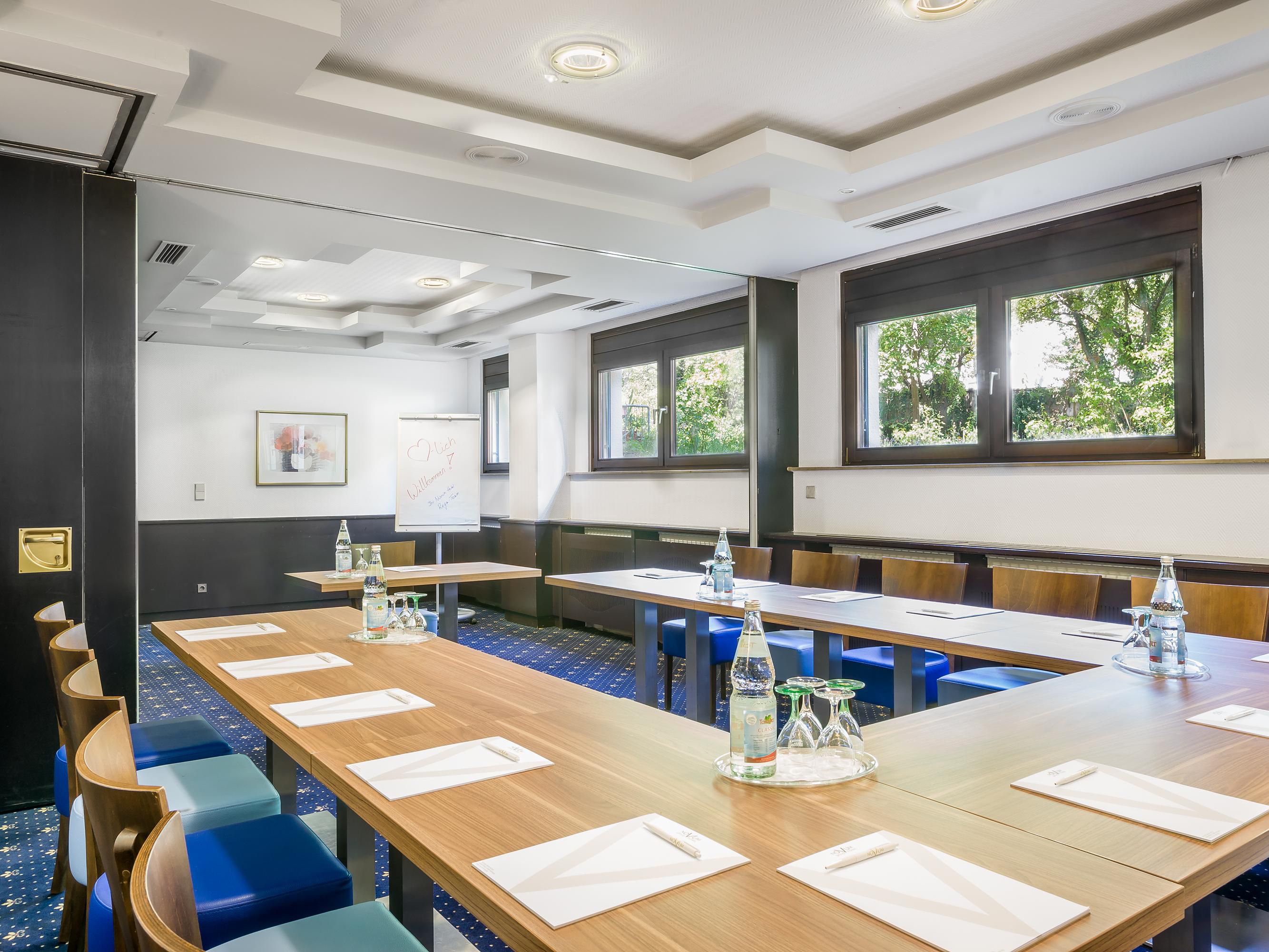 Discover the perfect setting for your next business gathering or special event in our state-of-the-art meeting rooms. Designed with versatility and comfort in mind, our spaces can accommodate everything you need. Book your meeting room today and experience a blend of comfort, convenience, and professionalism.