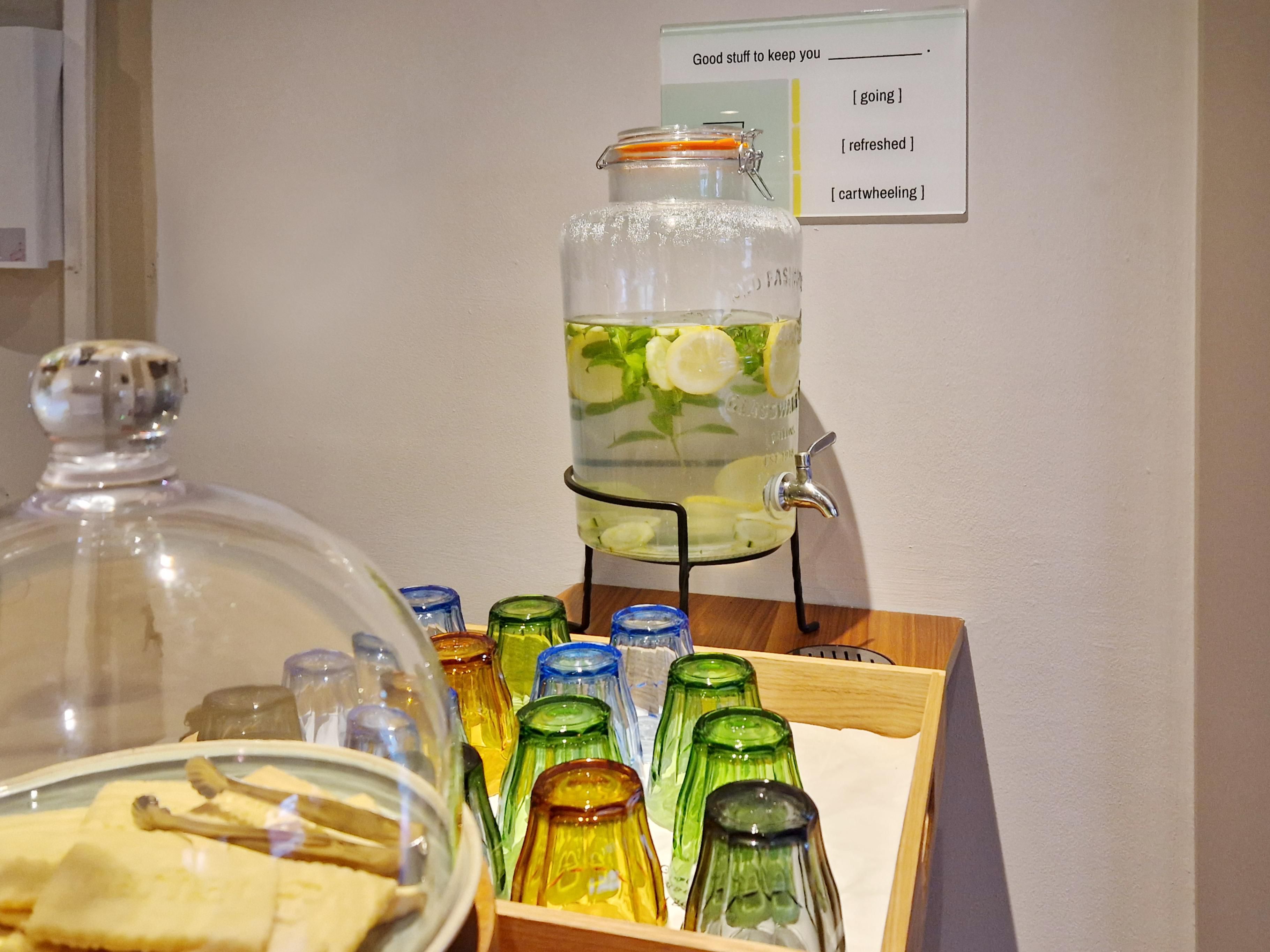 Upon your arrival at the Garner Hotel Stuttgart City Centre, a refreshing welcome drink awaits you, along with flavored water and delicious cookies. These are available daily from 3:00 PM to 11:00 PM – the perfect way to settle in, relax, and start enjoying your stay.