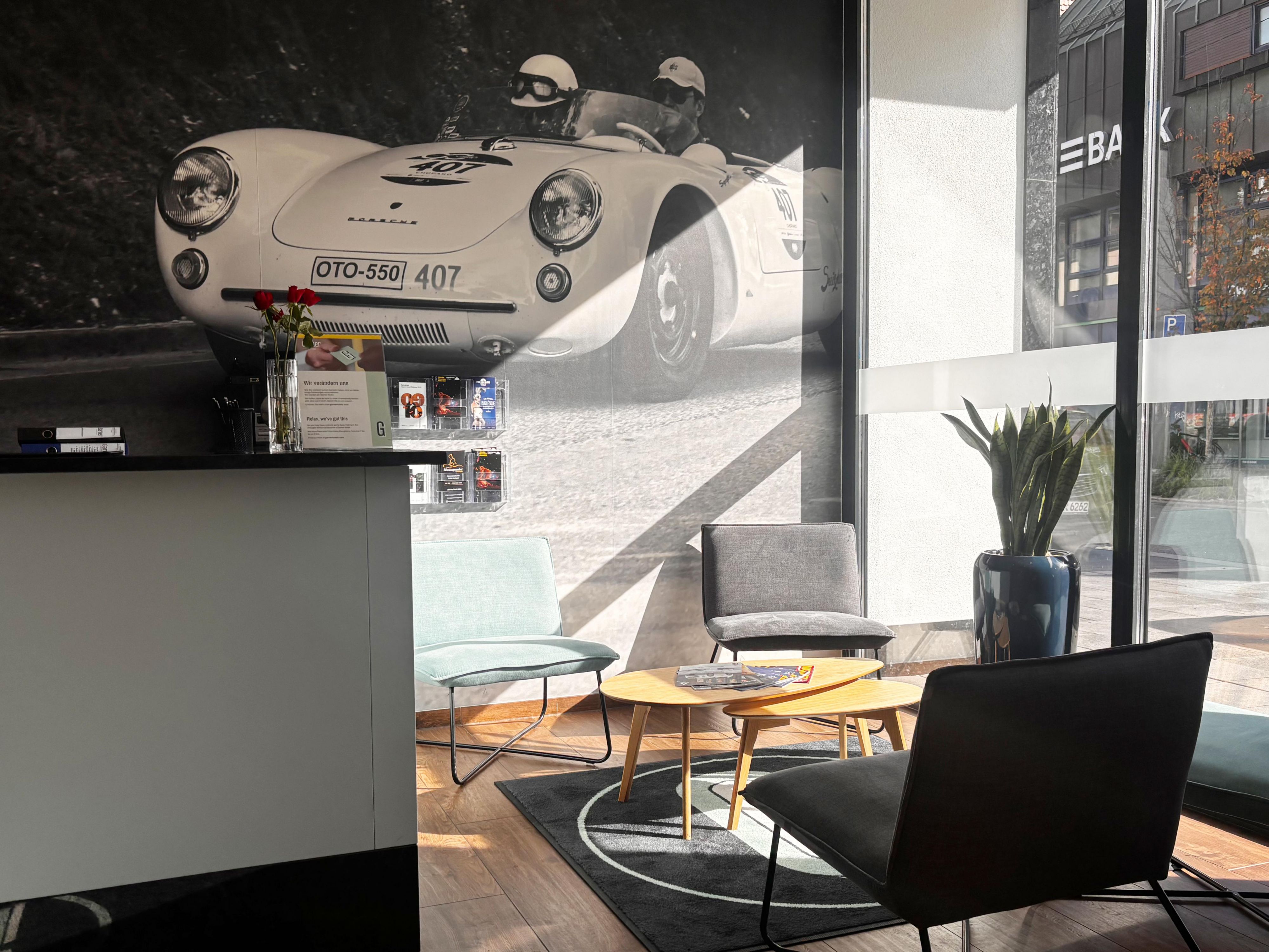 Our hotel's modern design welcomes guests with rich automotive heritage and vibrant culture. Guest rooms showcase large-scale photos of Stuttgart’s iconic sights, while muted tones and thoughtful colour accents make you feel warmly connected to Stuttgart and Baden-Württemberg from the moment you arrive.