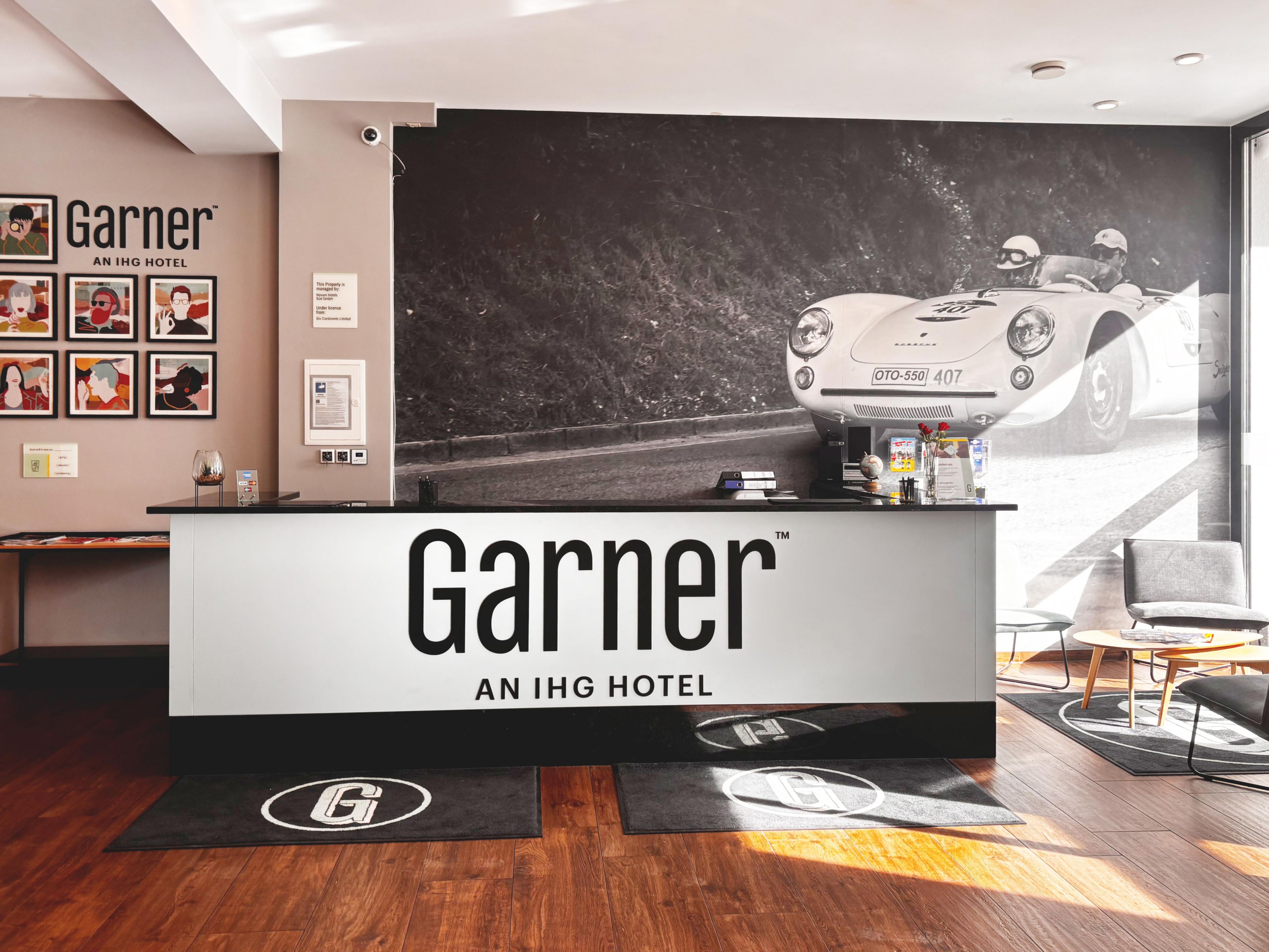 ガーナーホテル シュトゥットガルト ツッフェンハウゼンの日当たりの良いレセプションエリア