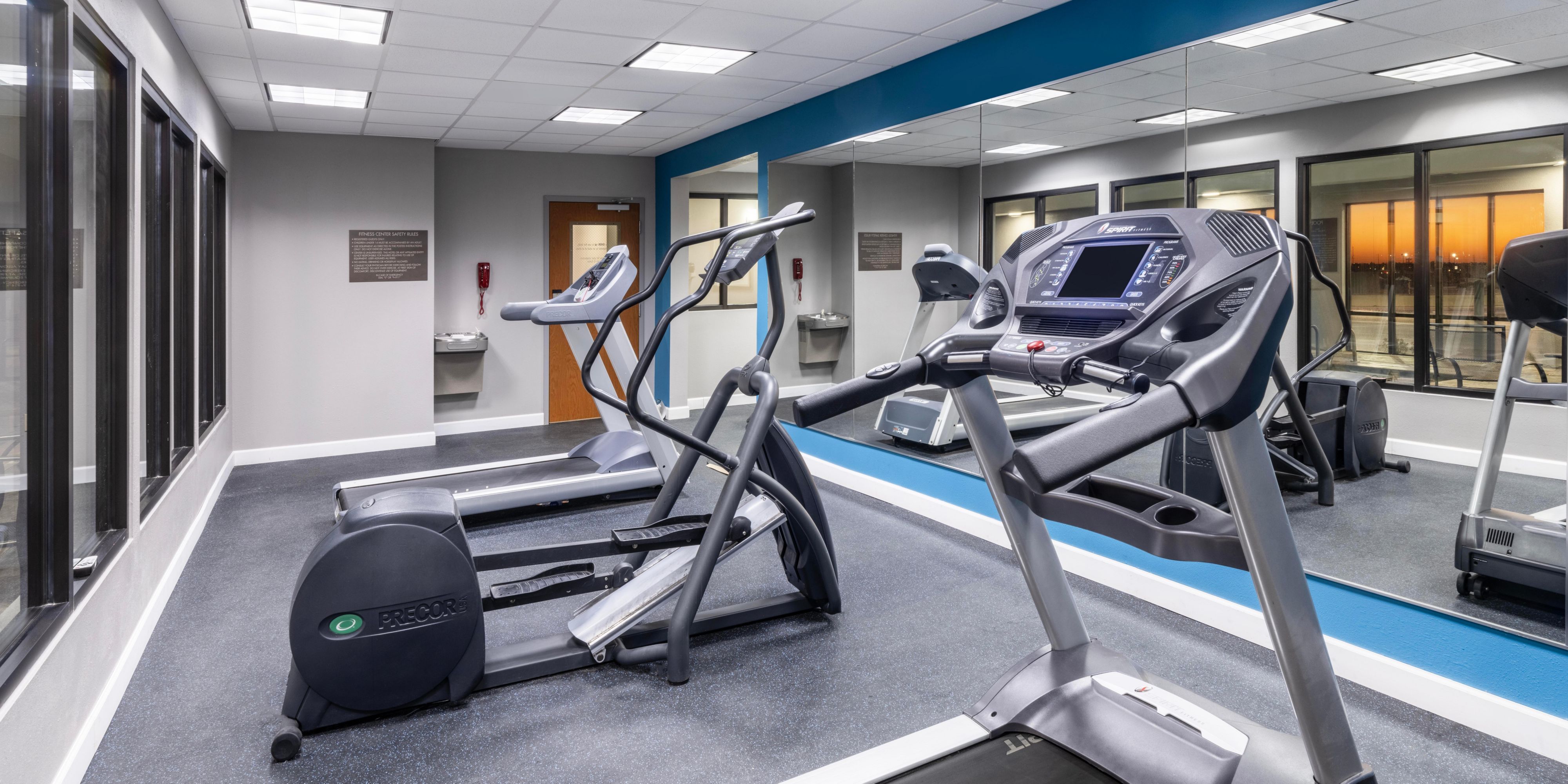 Lén tập thể dục nhanh trong trung tâm thể dục của chúng tôi.