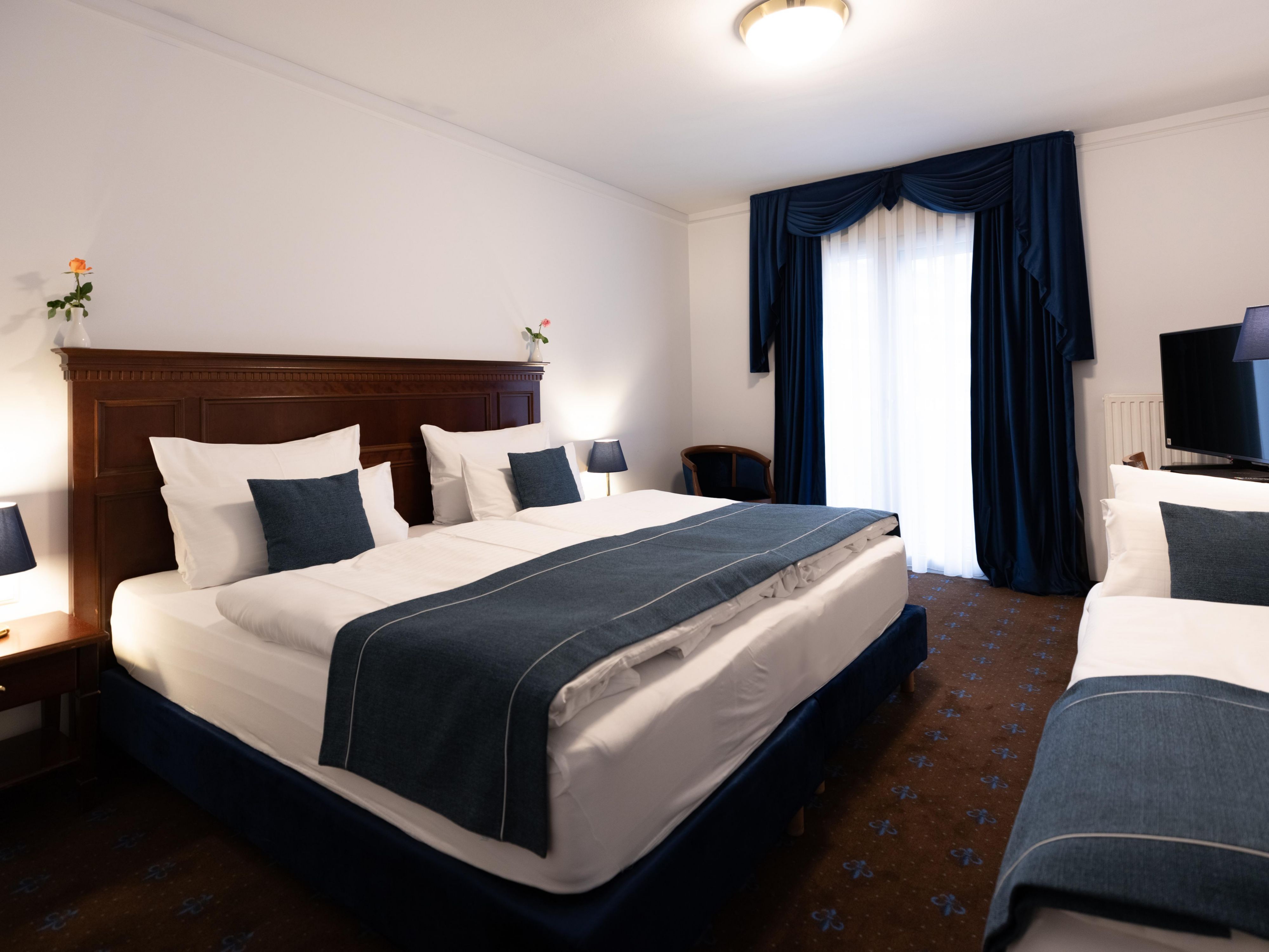 Perfect for families: The spacious family room accommodates up to 4 guests, combining comfort and convenience. Featuring cozy beds, a modern bathroom, and plenty of space to relax, it's the ideal retreat after a day full of adventures in Vienna, for young and old alike.