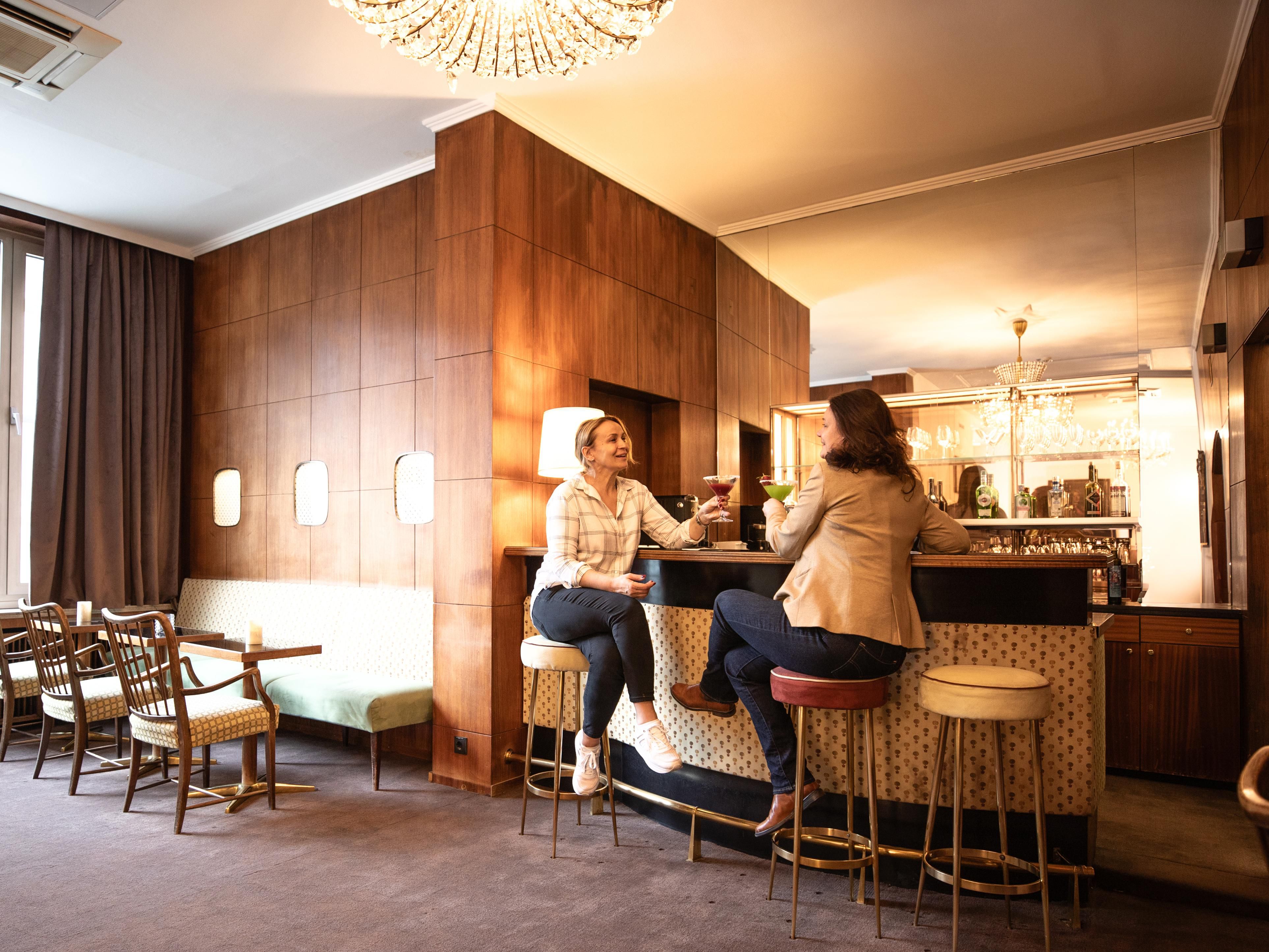Our hotel bar offers tasty cocktails, refreshing drinks, and a selection of fine spirits. Whether you’re looking for an aperitif, a casual after-work drink, or a cozy evening tipple, you’ll find the perfect drink in a welcoming atmosphere. Subject to availability. The bar does not have fixed opening hours.