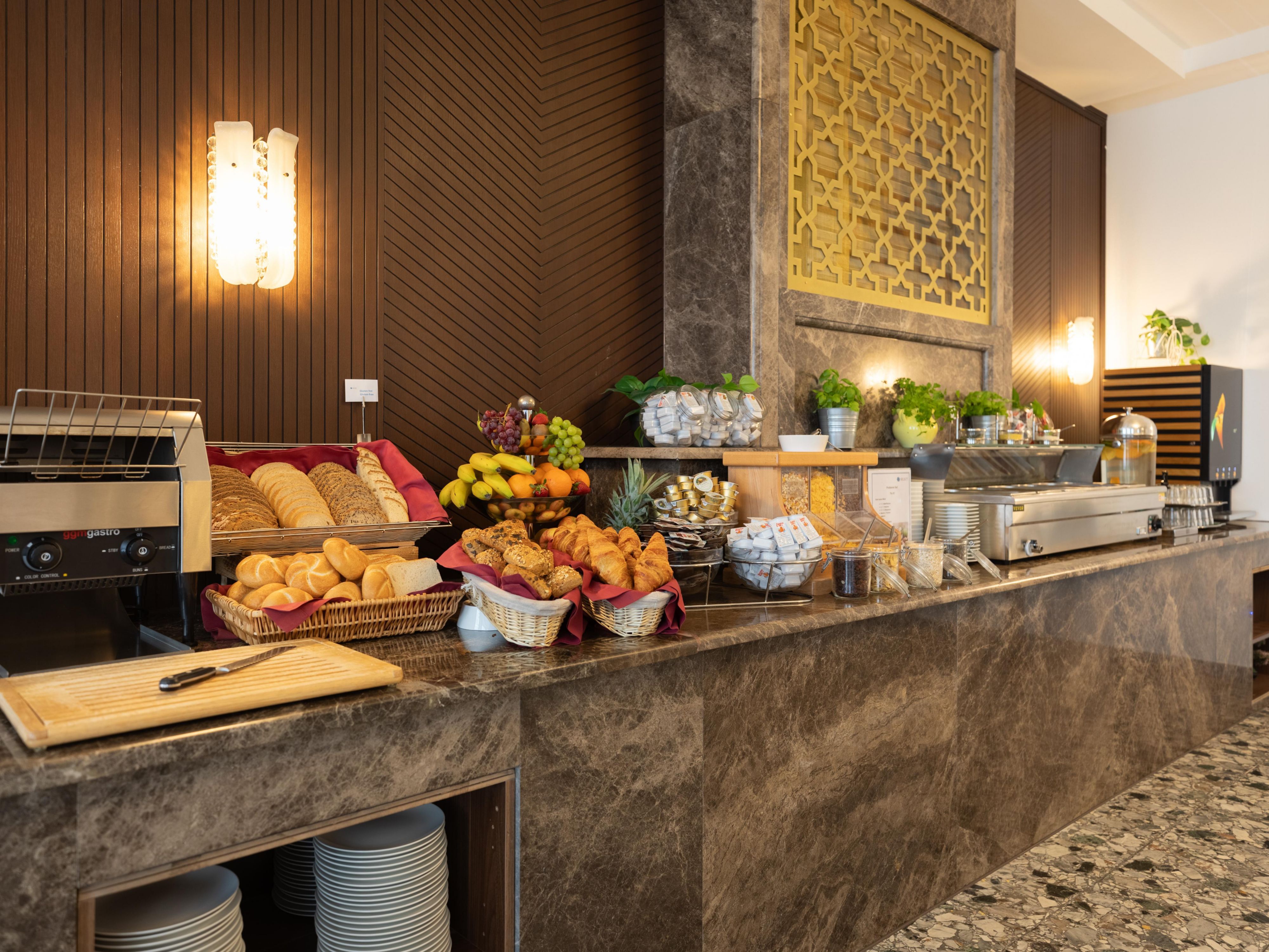Start your day with our hot breakfast bar at Garner Hotel Vienna - Prinz Eugen. Choose from oatmeal with a variety of toppings, yogurt, cereal, fresh whole fruit, bean-to-cup coffee, and tea. Build your own breakfast sandwich with a selection of tasty toppings.
