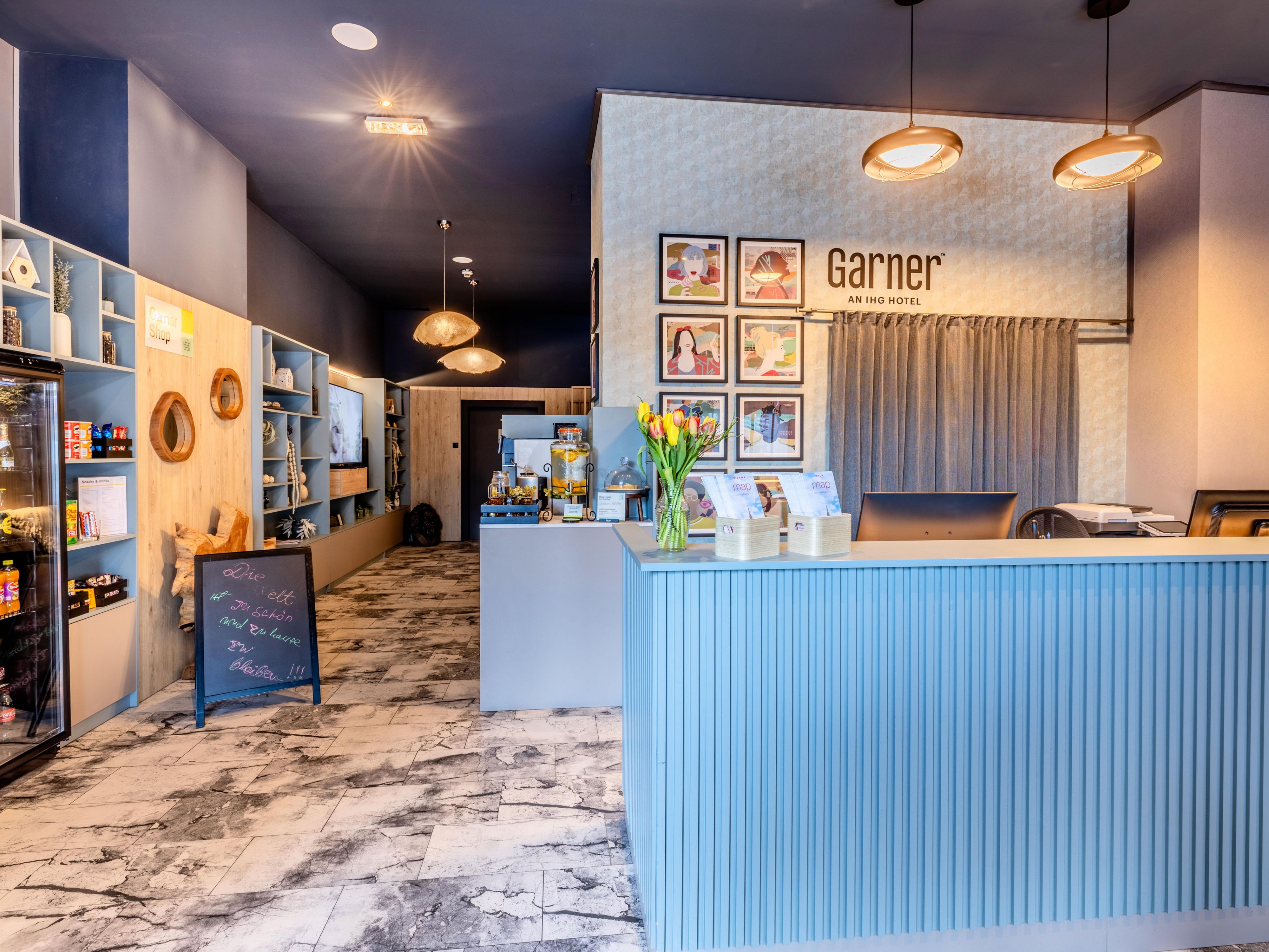 Besuchen Sie unseren Garner Shop in der Hotel-Lobby! Hier finden Sie eine Auswahl an leckeren Snacks und erfrischenden Getränken – perfekt für den kleinen Hunger zwischendurch. Genießen Sie eine schnelle Auszeit in gemütlicher Atmosphäre.