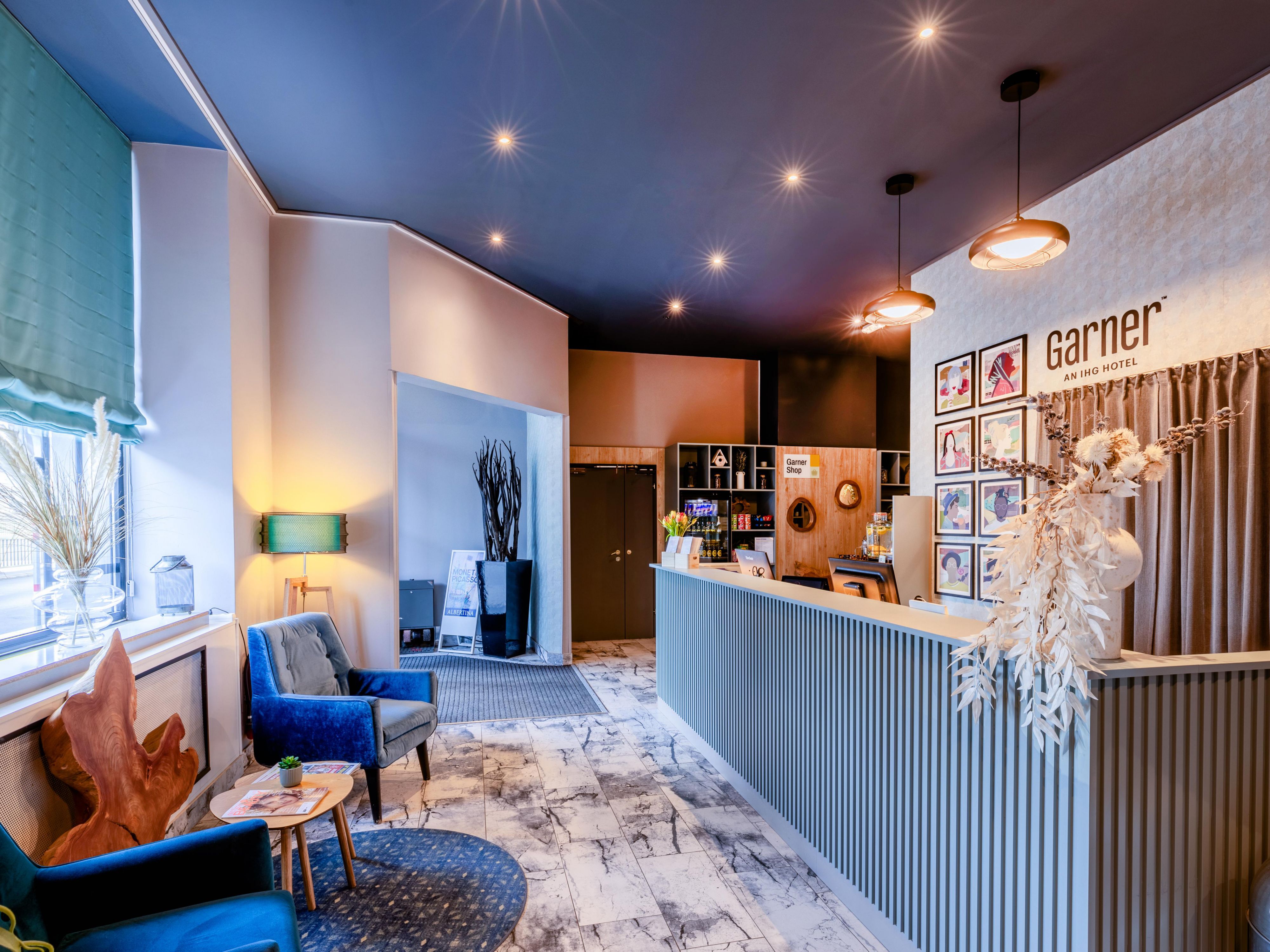 Enter the inviting lobby at Garner Hotel Vienna