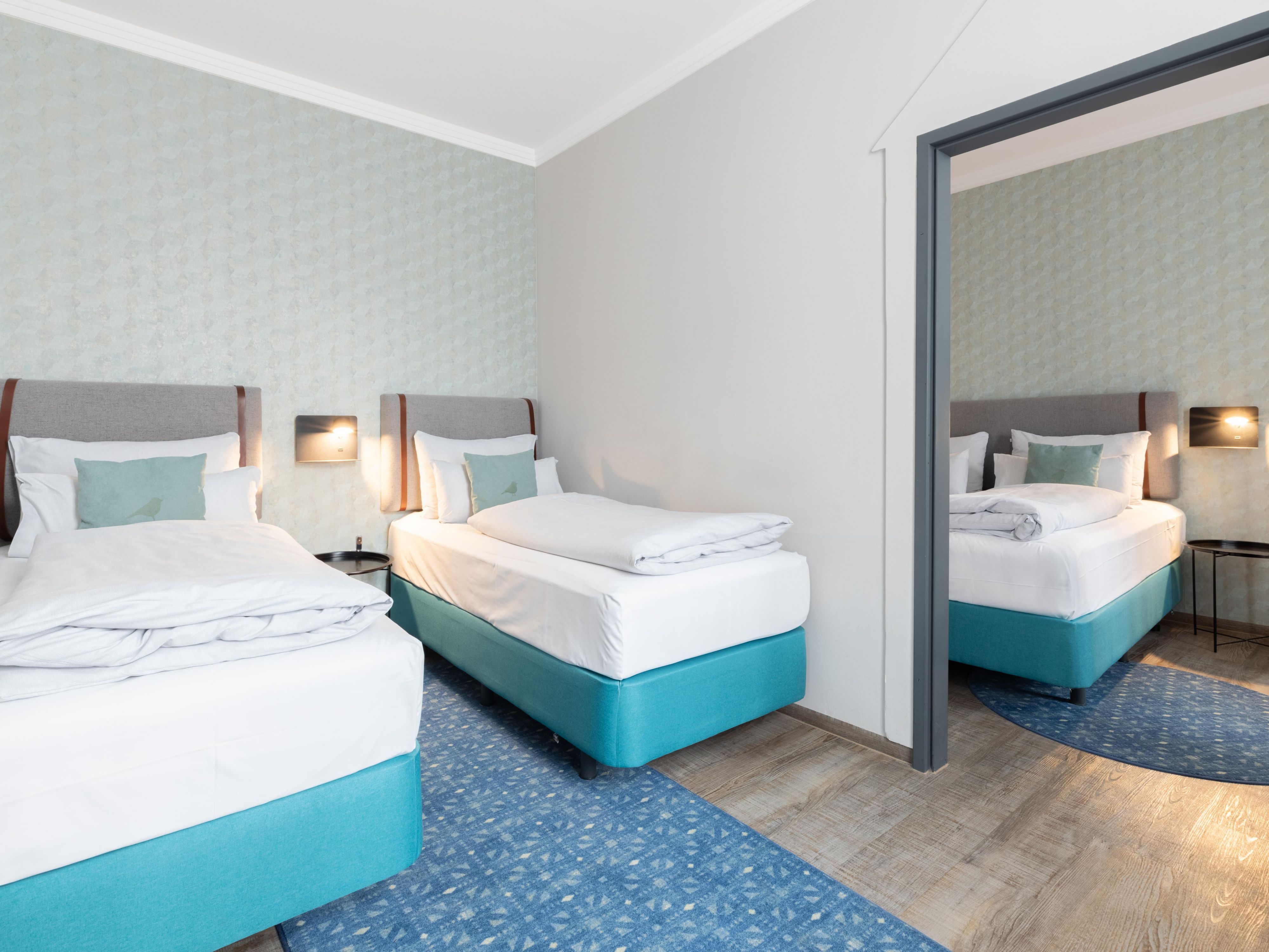 Perfect for families: The spacious family room accommodates up to 4 guests, combining comfort and convenience. Featuring cozy beds, a modern bathroom, and plenty of space to relax, it's the ideal retreat after a day full of adventures in Vienna, for young and old alike.