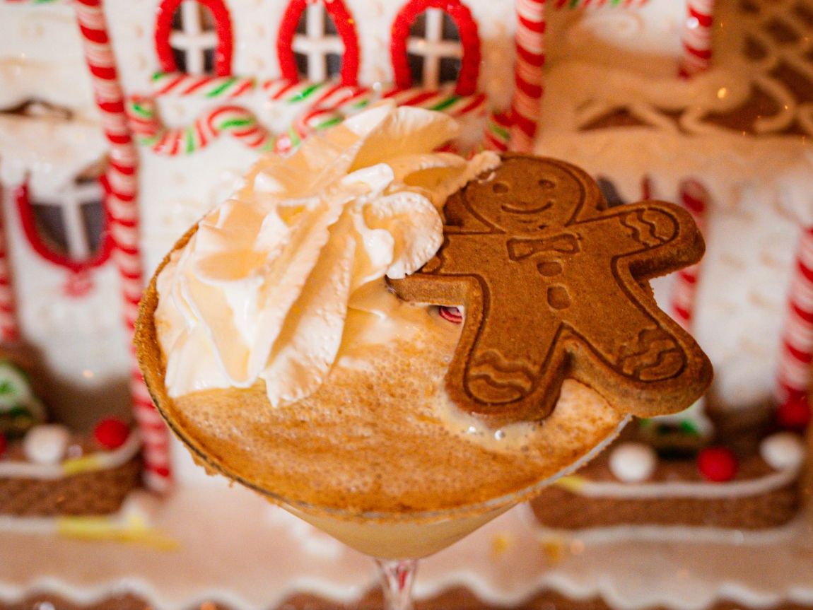 Gingerbread with cocktail 