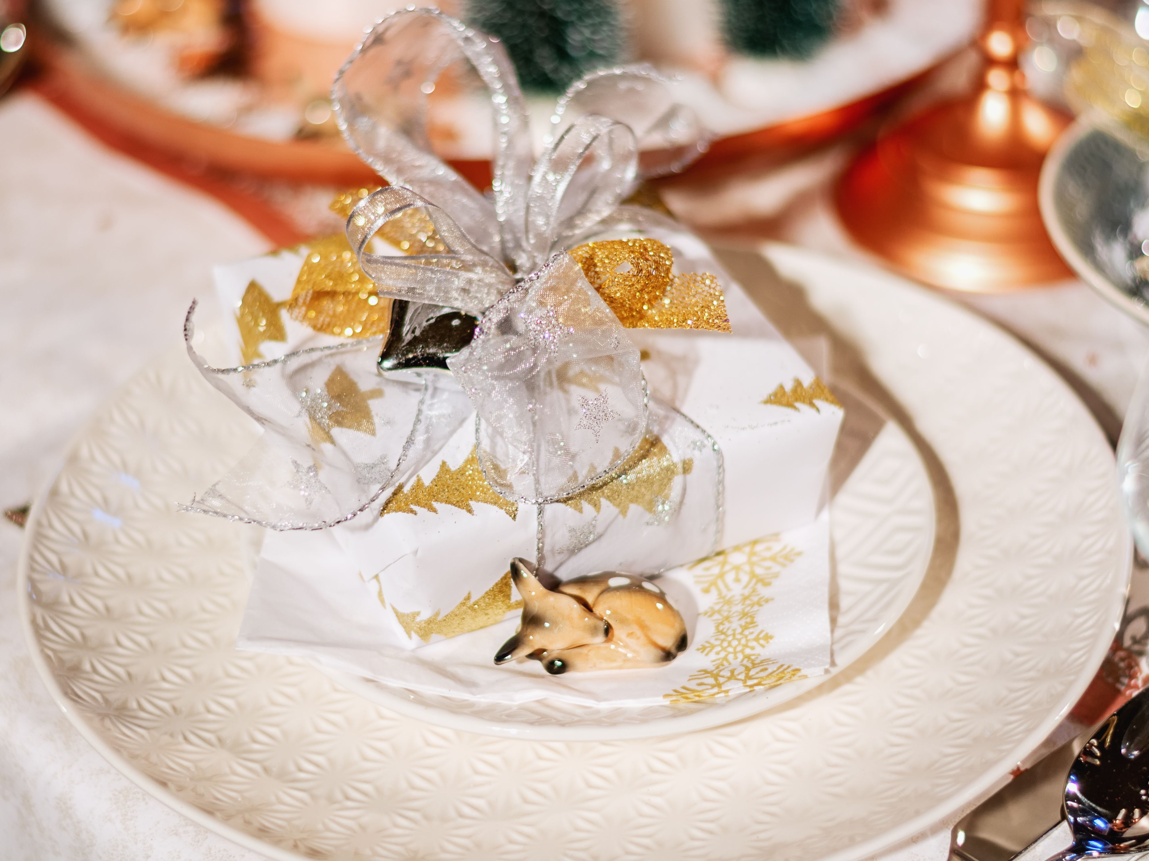 Christmas dinner plate with gift decoration