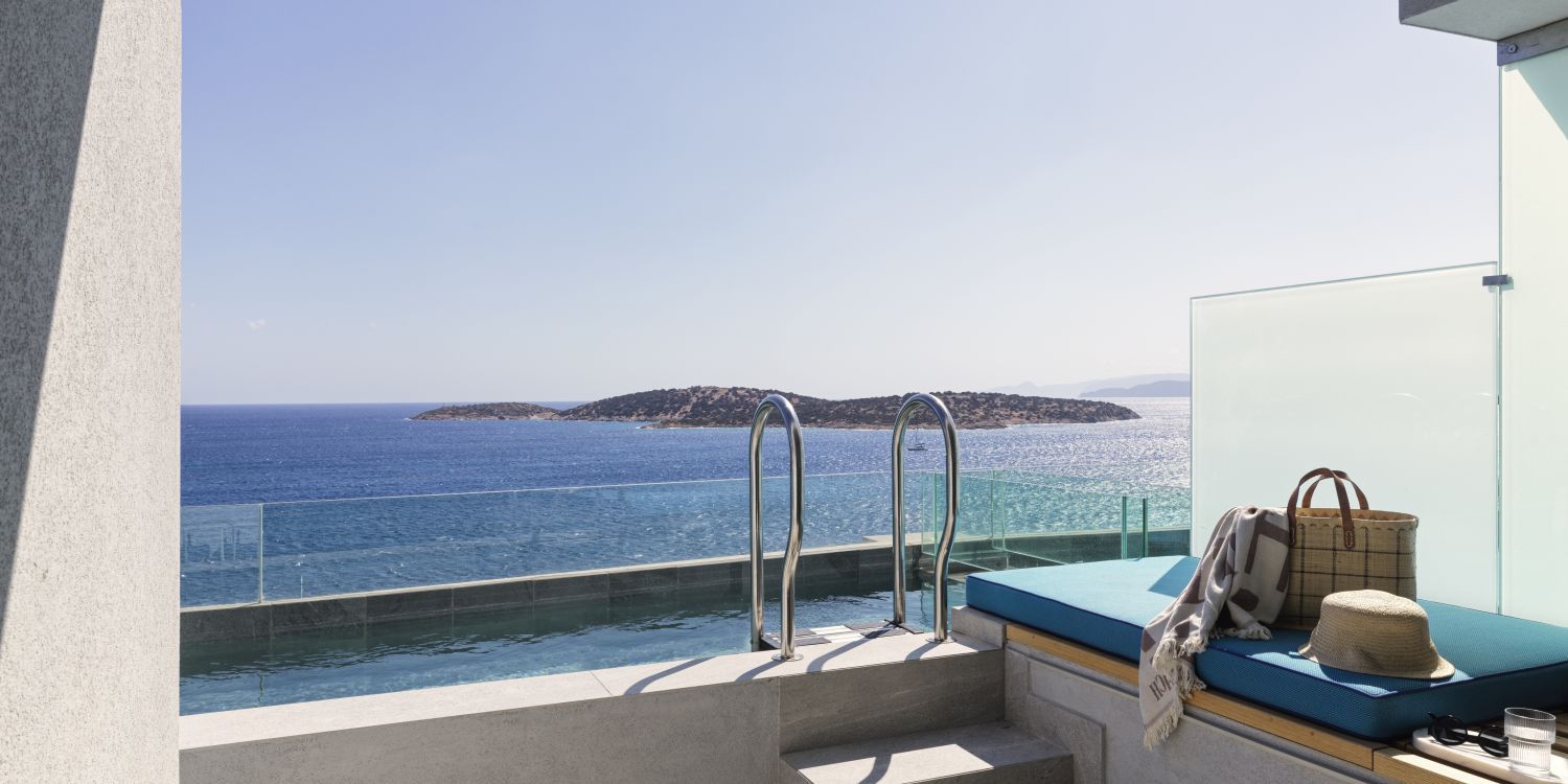individual plunge pool, with handbag and hat on the sunbed