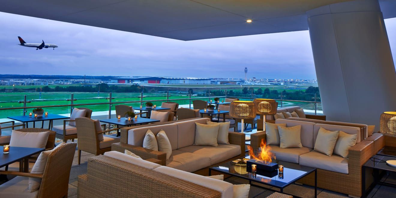 Lounge aeroportuale con vista sulla pista