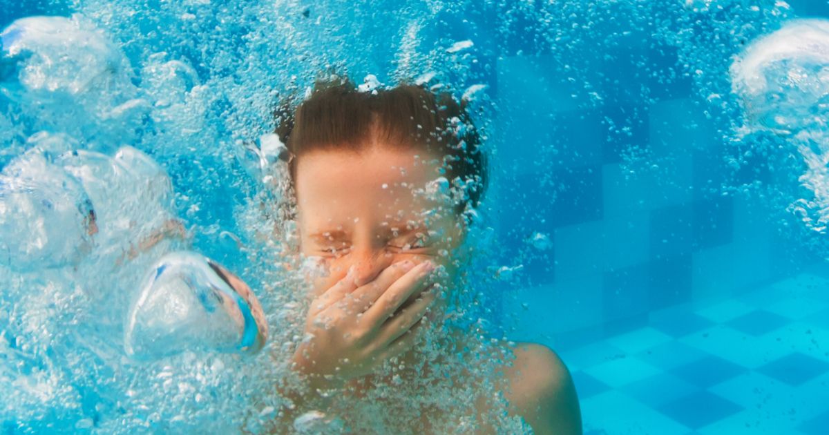 Get in the water. Утопающий человек в бассейне. Тонет в бассейне. Мальчик тонет в бассейне.