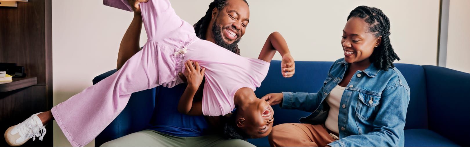 Una familia sonriente que se relaja en un espacio común y pasa un buen momento.