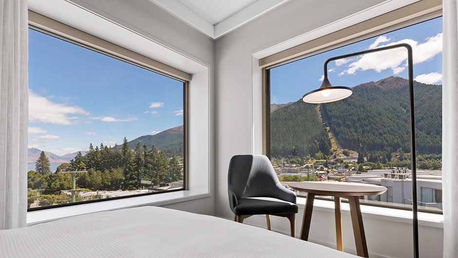 Holiday Inn Express & Suites Queenstown room with mountain view
