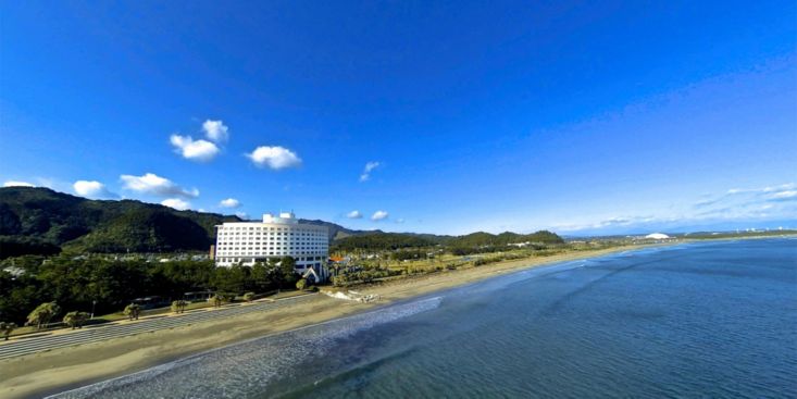 ANAホリデイ・イン リゾート宮崎｜ホテル外観と海辺の風景