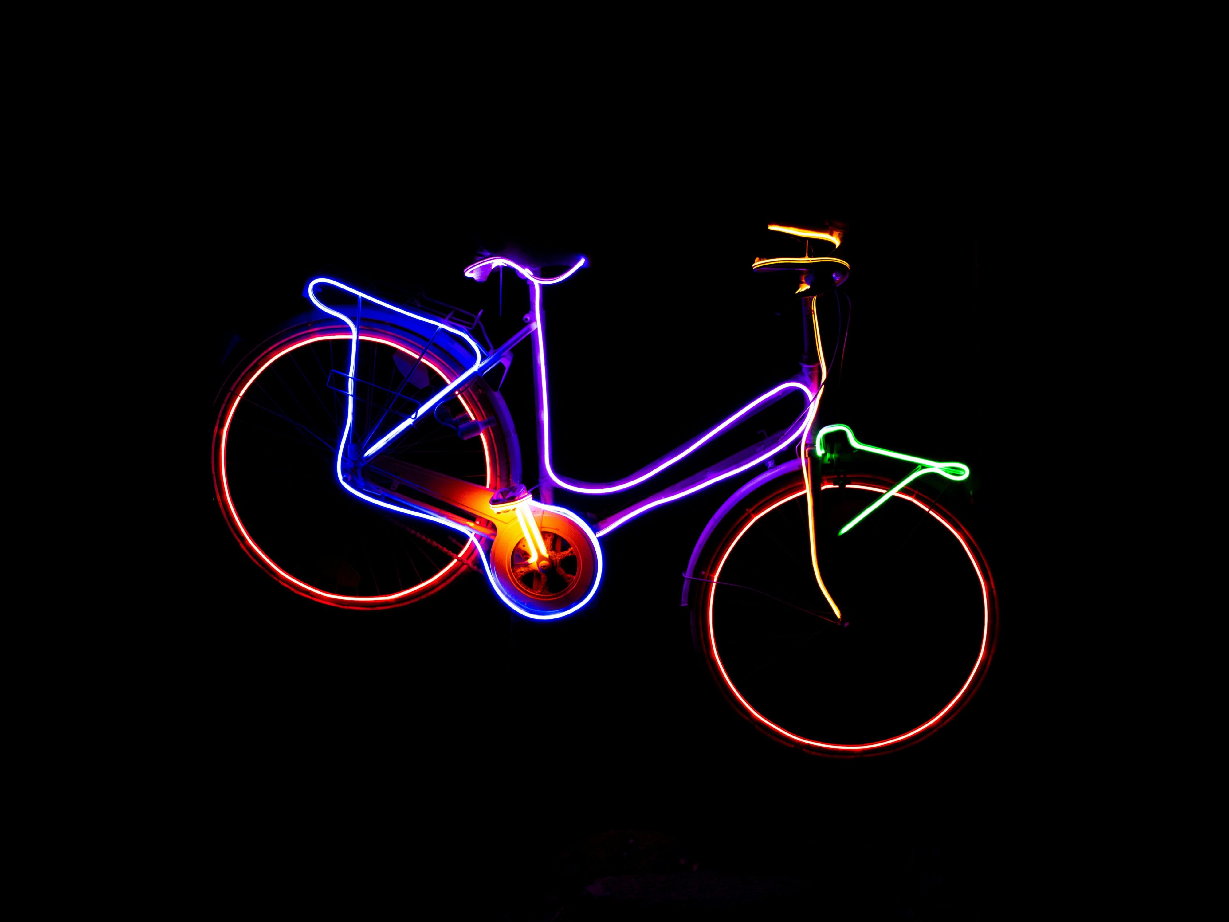 From November 27 to January 18, the city glows with dazzling light installations during the Amsterdam Light Festival. Bright artworks along the canals turn every evening stroll into a highlight. For a unique view, hop on a canal cruise and experience the luminous art from the water.