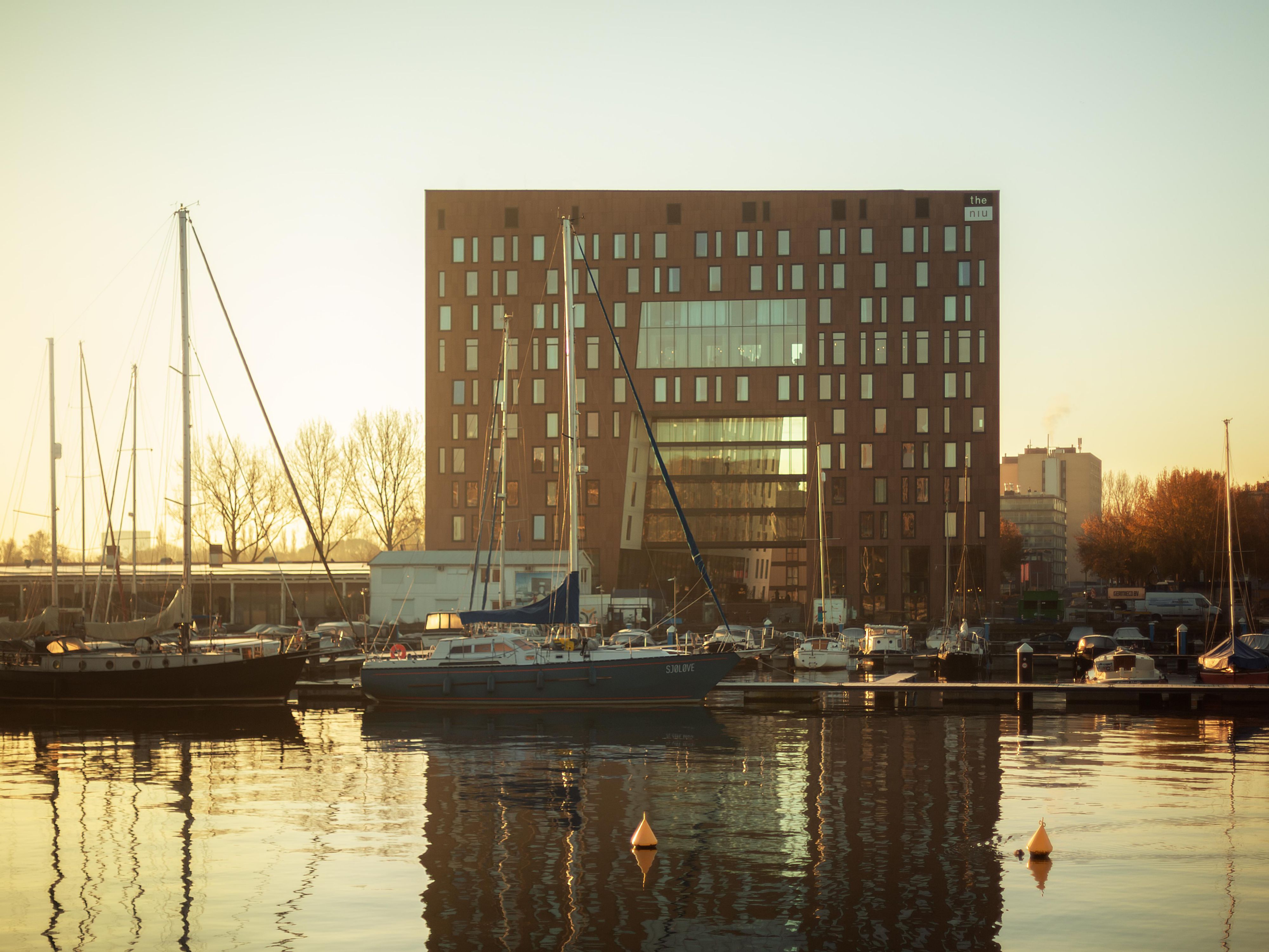 Enjoy the calm of our waterfront location in Amsterdam’s Eastern Docklands. Soak in scenic views of the harbour in our safe, quiet neighbourhood, all with easy access to top attractions. In summer, take advantage of local swimming spots—a perfect way to unwind after exploring the vibrant city.