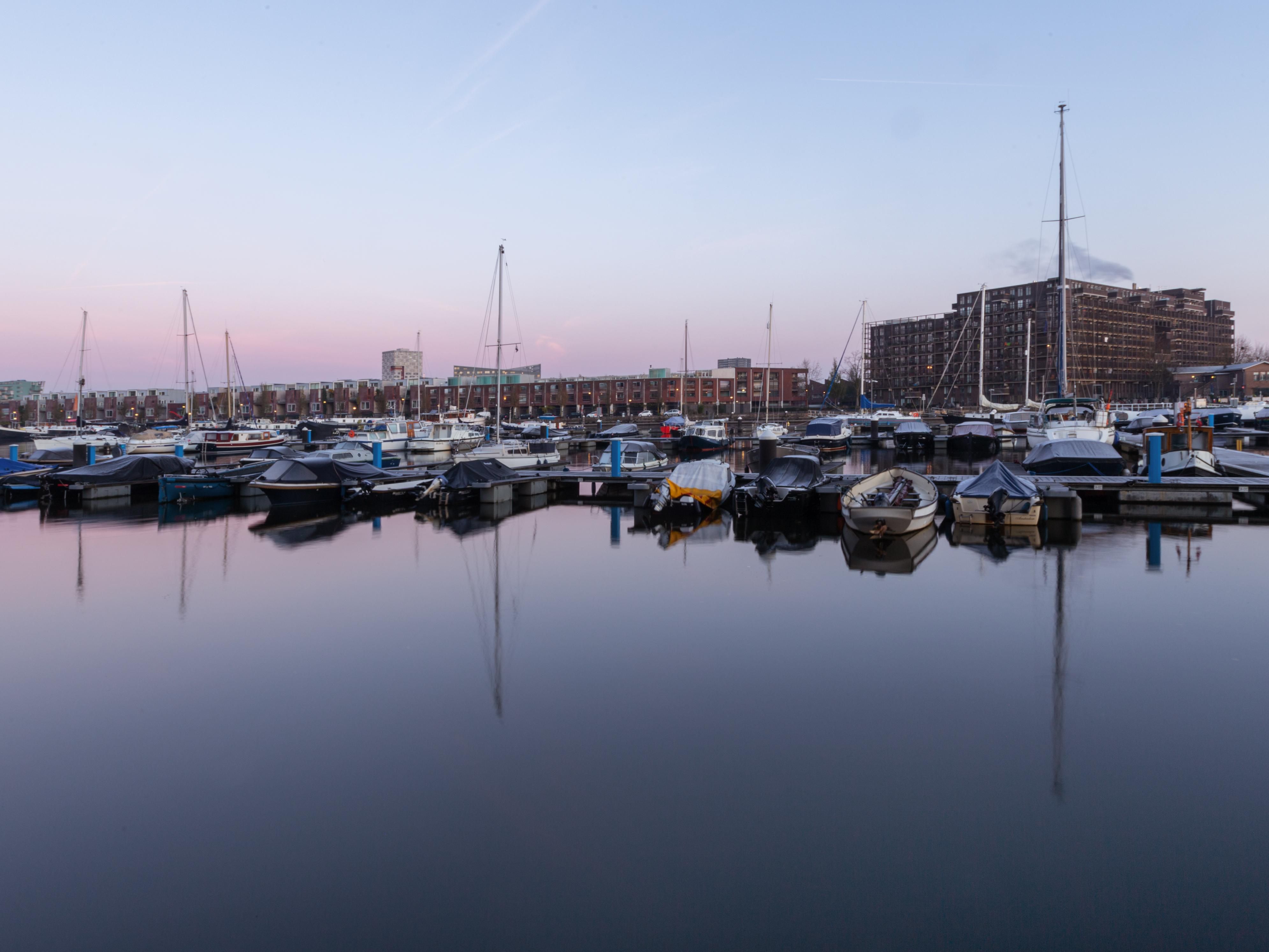 Our hotel is located directly on the marina and offers excellent connections. Amsterdam Schiphol Airport is 23 km away, the city center and sights as well as the central station can be reached in 4 km. The highway is also only 5 km away. Perfect location for exploring and business trips.