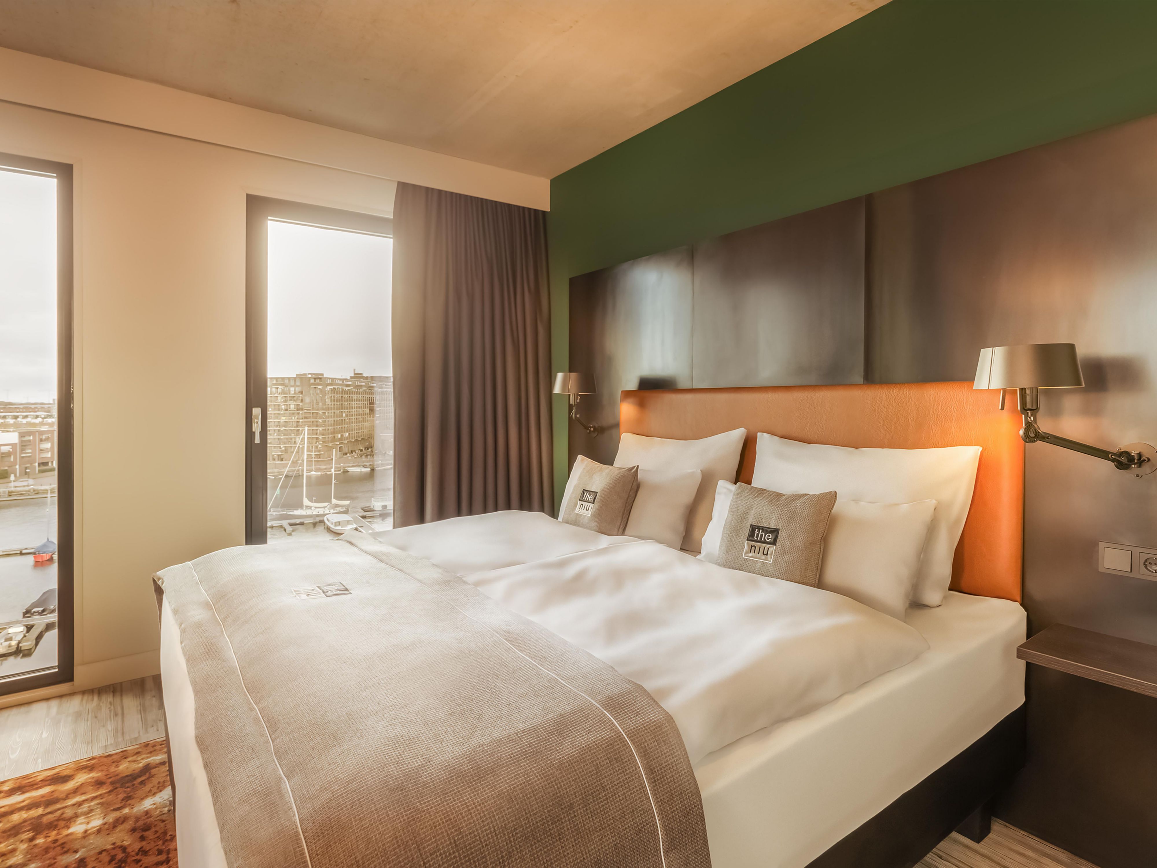 Do you love starting your day with your favorite music or the latest news? In your room at the Holiday Inn – the niu, Fender Amsterdam, you can easily connect your smartphone to the invisible sound system. Enjoy your personal playlist or stay up to date with the news – the perfect way to begin your day in Amsterdam.