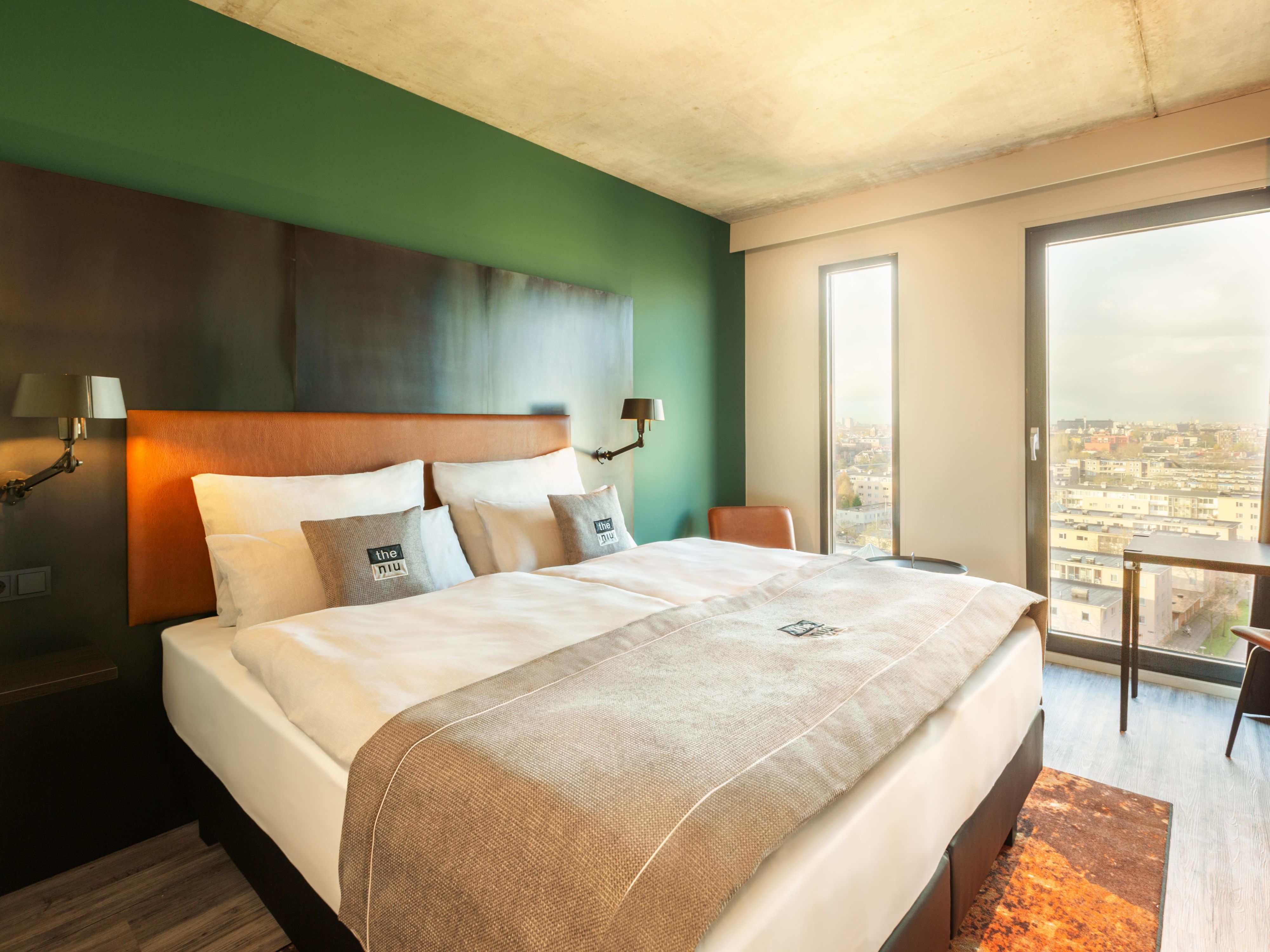 Do you love starting your day with your favorite music or the latest news? In your room at the Holiday Inn – the niu, Fender Amsterdam, you can easily connect your smartphone to the invisible sound system. Enjoy your personal playlist or stay up to date with the news – the perfect way to begin your day in Amsterdam.