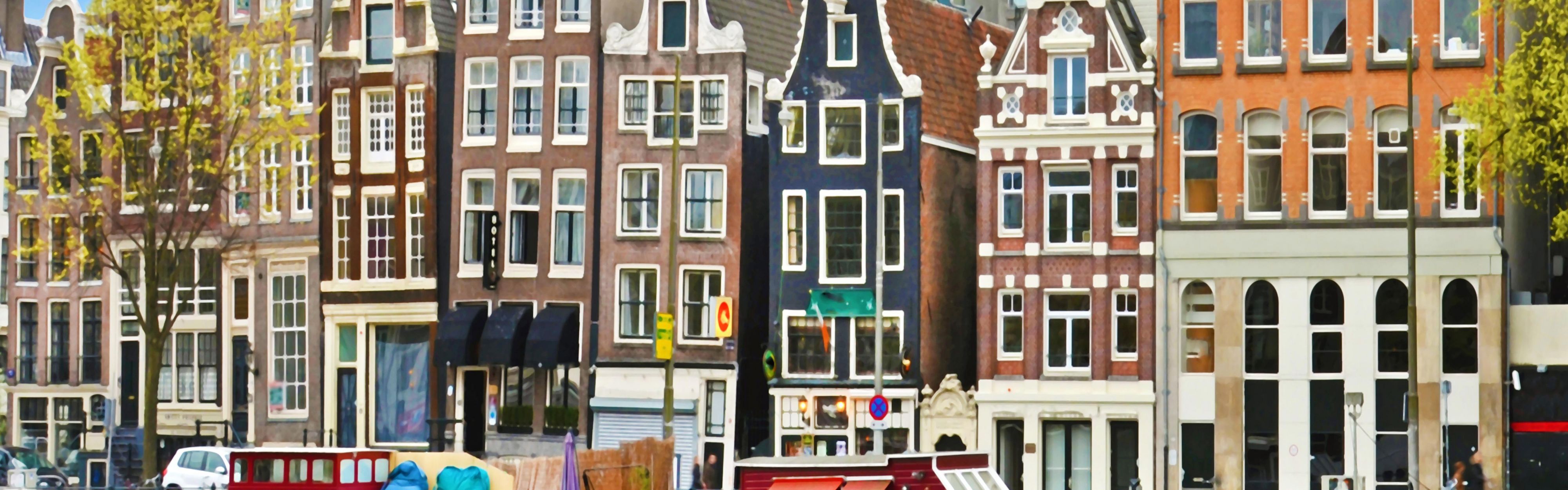 色鮮やかな歴史的建造物を眺めながら散策をお楽しみください。