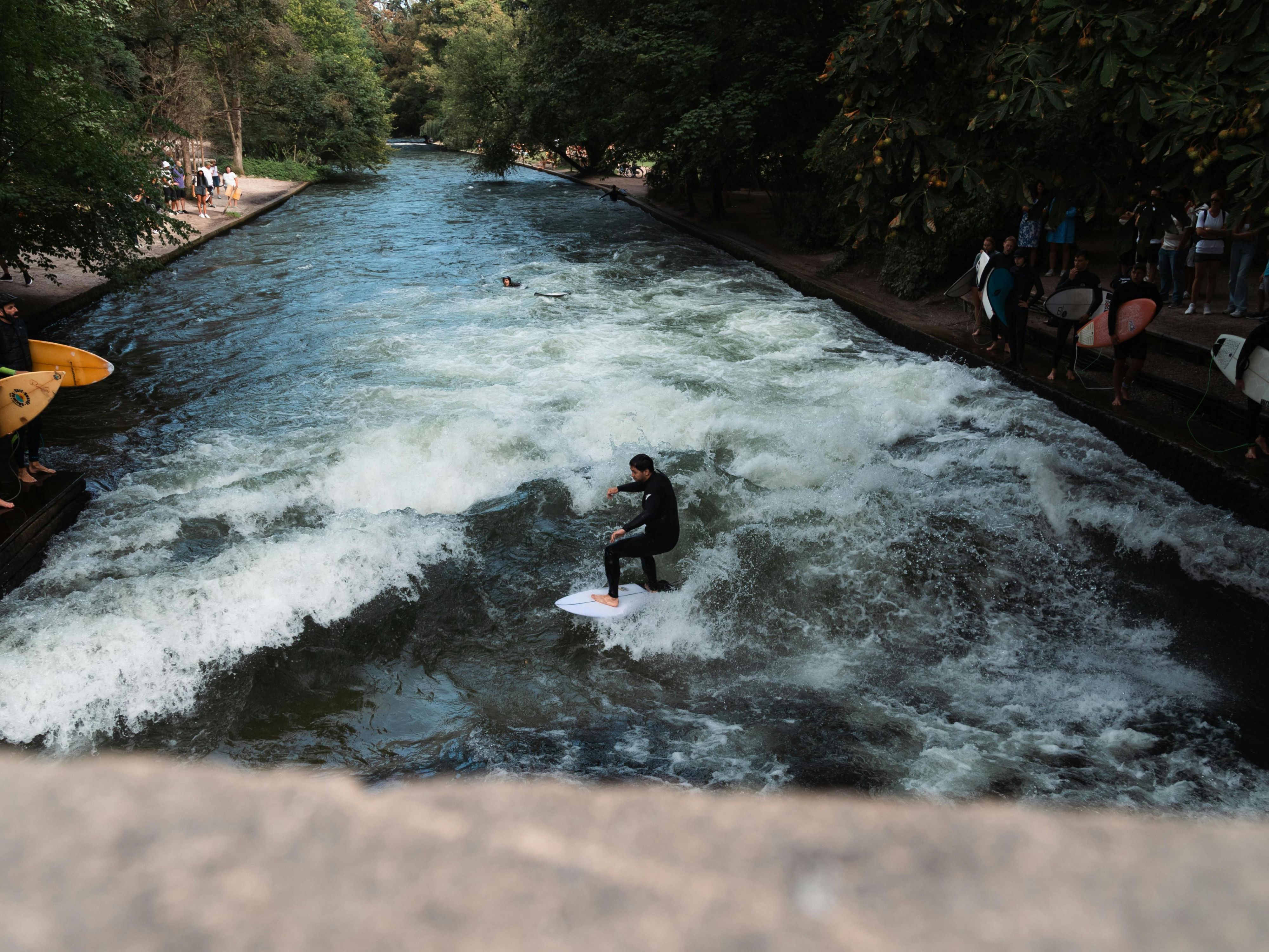 The Eisbach stream in the English Garden is a peaceful hideaway in the heart of Munich – ideal for a stroll, a shady picnic or simply relaxing by the water. Just 20 minutes from the hotel.