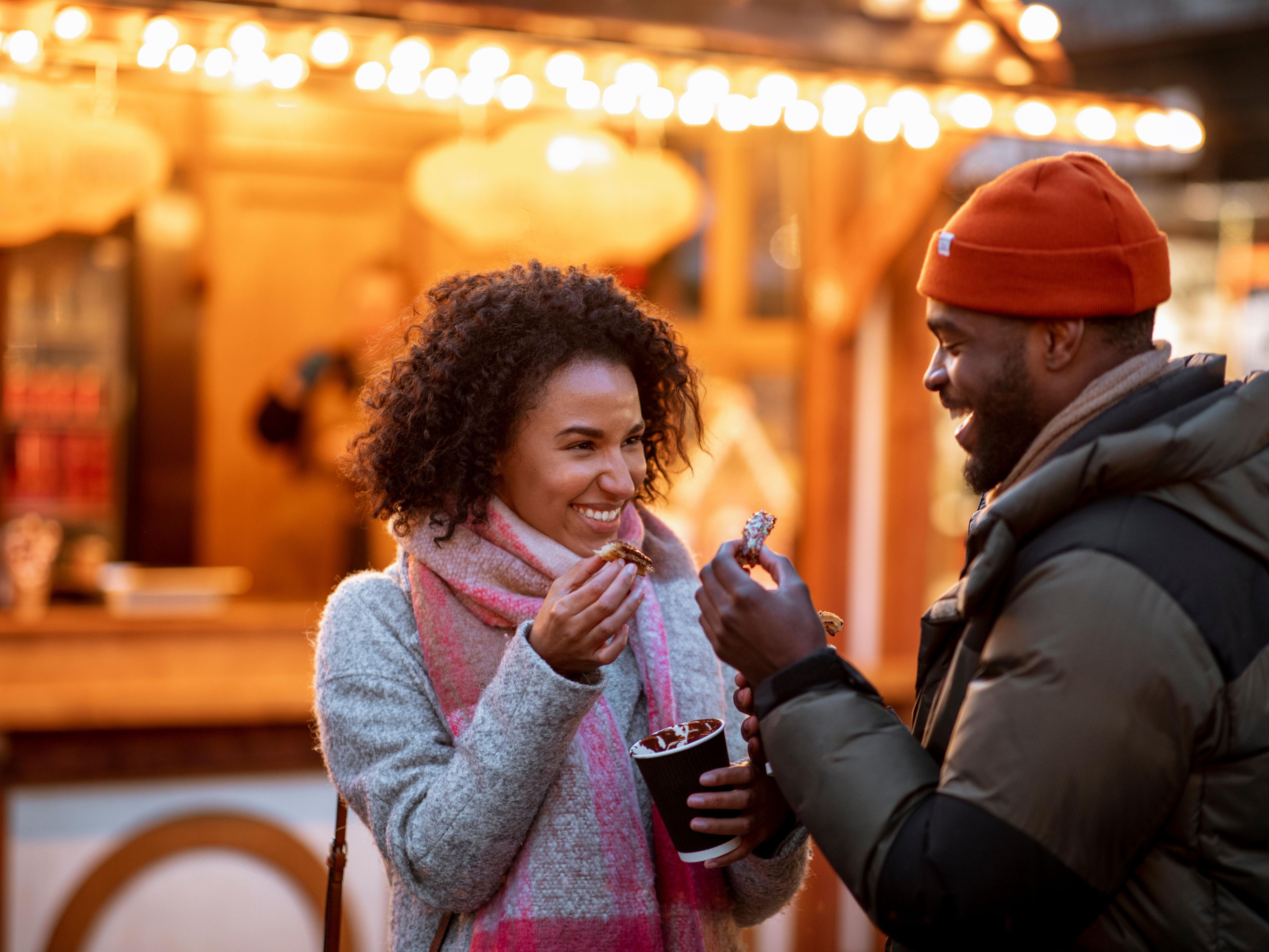 Discover Munich’s festive spirit with Christmas markets for every taste! Visit the traditional market on Marienplatz, the Winterzauber on Viktualienmarkt, or skate at Eiszauber on Karlsplatz-Stachus. Don’t miss the Christmas village at the Residenz or the historic market at Wittelsbacher Platz – and let the Christmas joy begin!