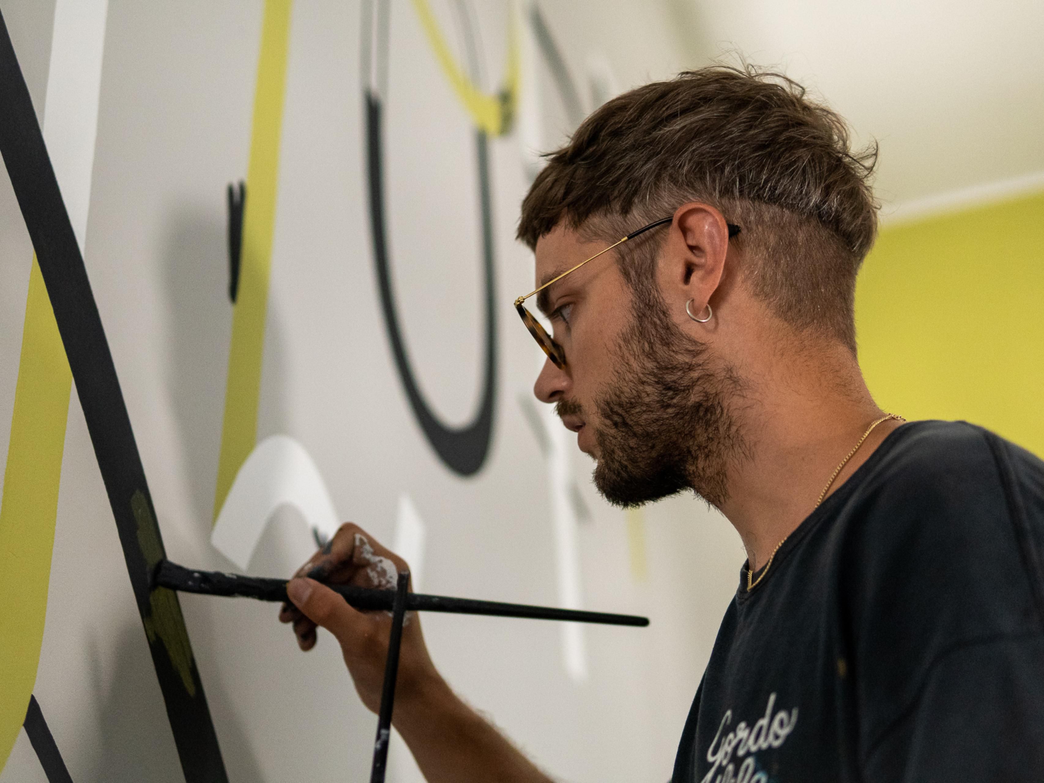 Inside the hotel, street artist Krashkid turns walls into a racetrack grandstand. Bold murals, graphic motifs and playful lettering capture the drama of horse racing—loud, witty and unapologetically unconventional. Sharp lines, comic-style figures and dynamic scenes bring energy, movement and plenty of visual punch to our hotel in Munich.