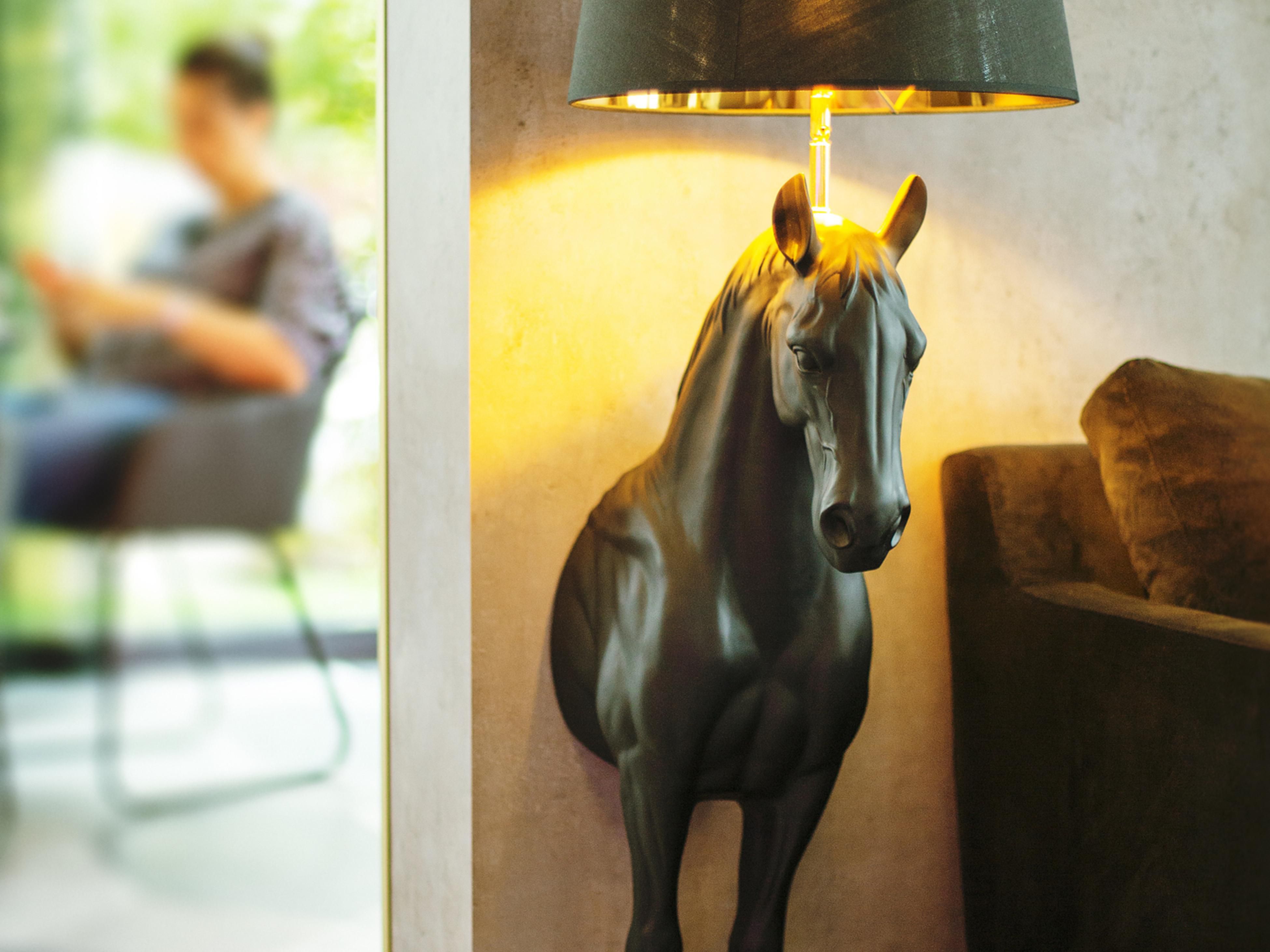Elegant, laid-back and effortlessly refined: our design hotel draws inspiration from the nearby racecourse. Jockey styles and polo details meet clean farmhouse design. Horse-shaped lamps, helmets and racing ribbons add charm without tipping into kitsch—your front-row seat to relaxed sophistication.