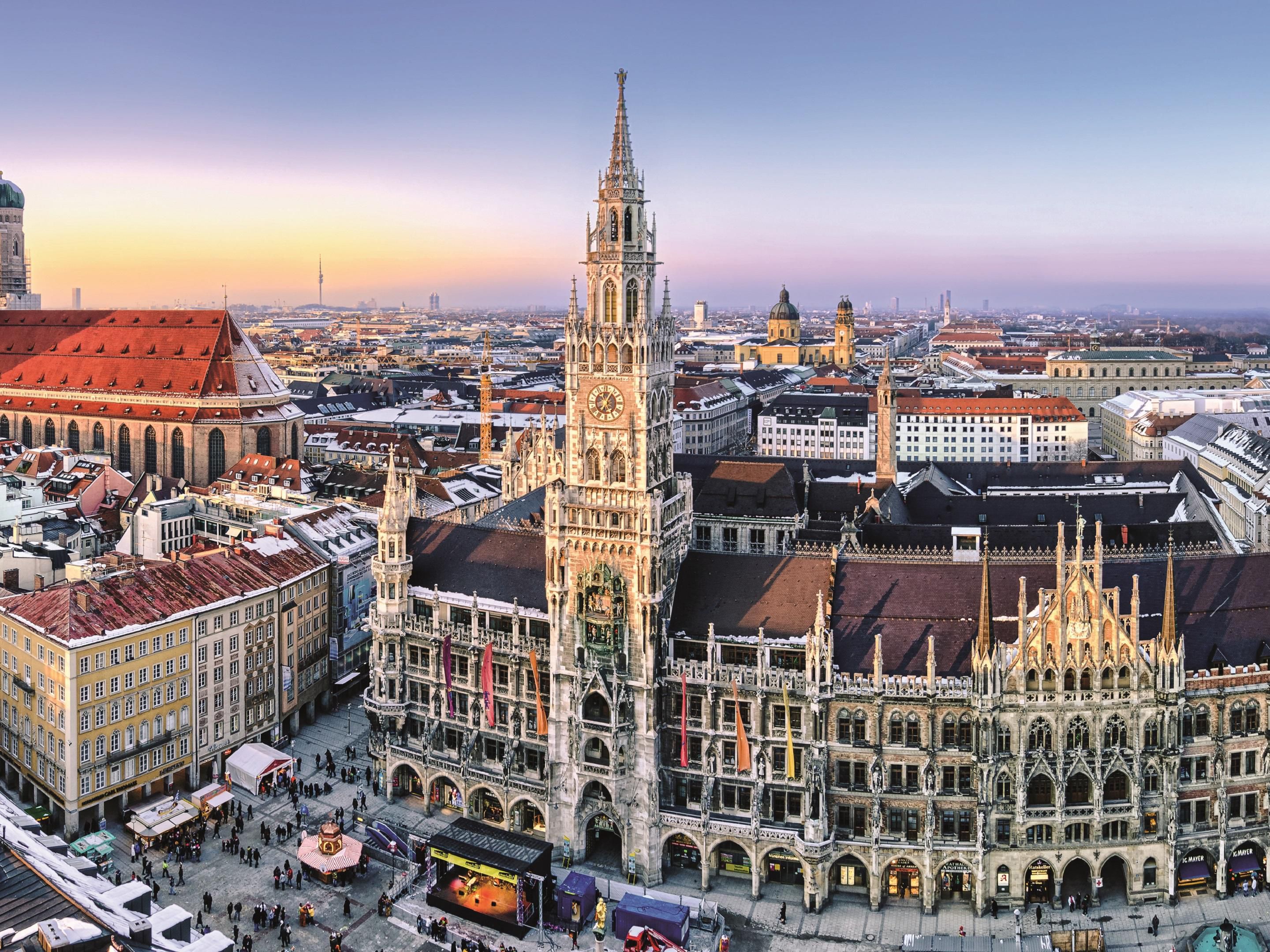 Whether it’s the famous Rathaus-Glockenspiel, top shopping spots or lively cafés – Marienplatz is the beating heart of Munich. Just a short S-Bahn ride from the hotel, it’s the ideal place for sightseeing, selfies and Bavarian vibes.