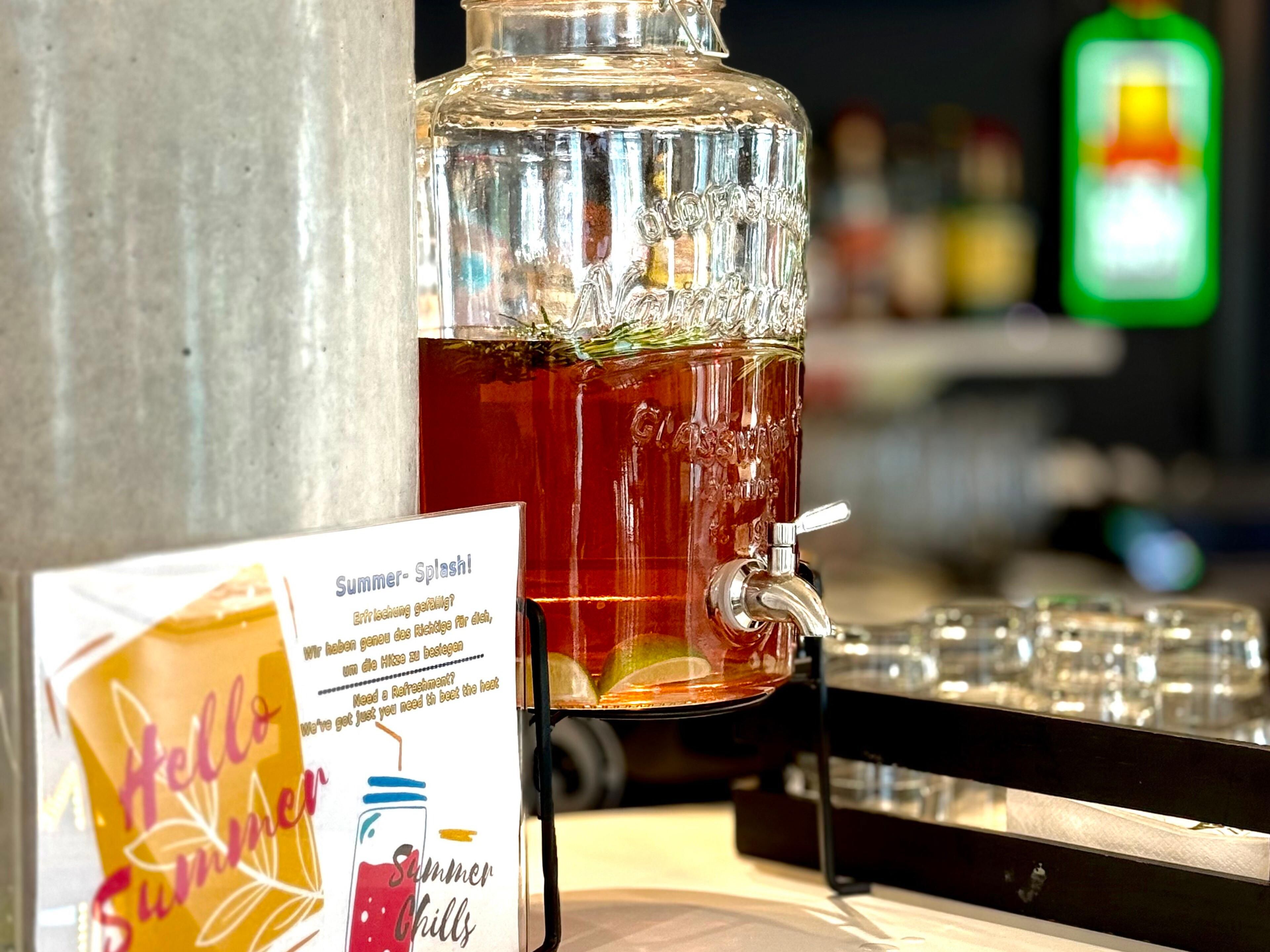 Staying with us this summer? Enjoy complimentary refreshing drinks at the reception – perfect to cool down after a warm day. A small treat to make your stay even more enjoyable. Only available for a limited time!