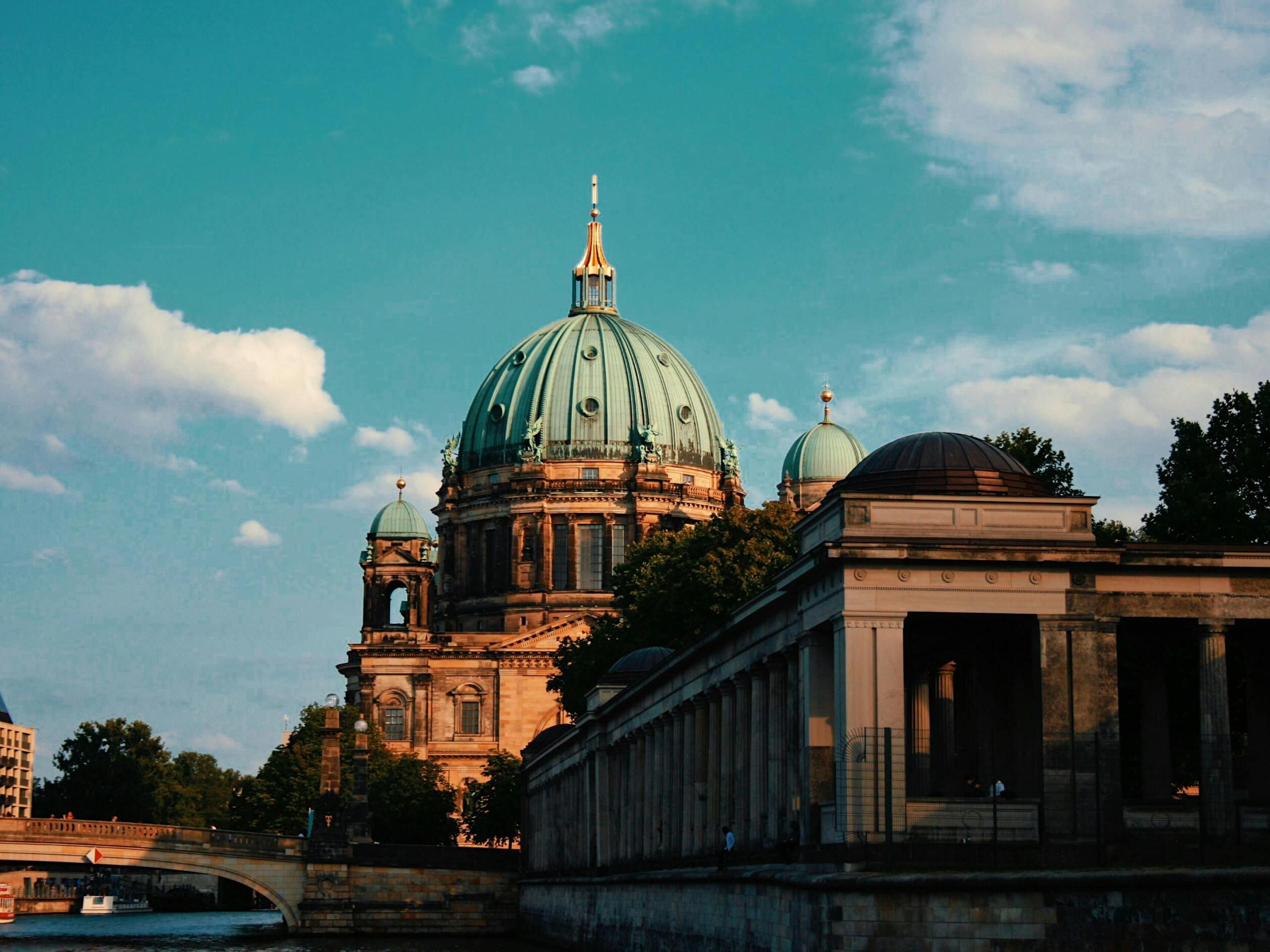 Berlin’s cultural scene pulls you in – even on a short stay. From the iconic Museum Island to the Jewish Museum and the Alte Nationalgalerie, it’s all here: big names, bold stories, and unforgettable highlights. Compact, inspiring, and unmistakably Berlin.