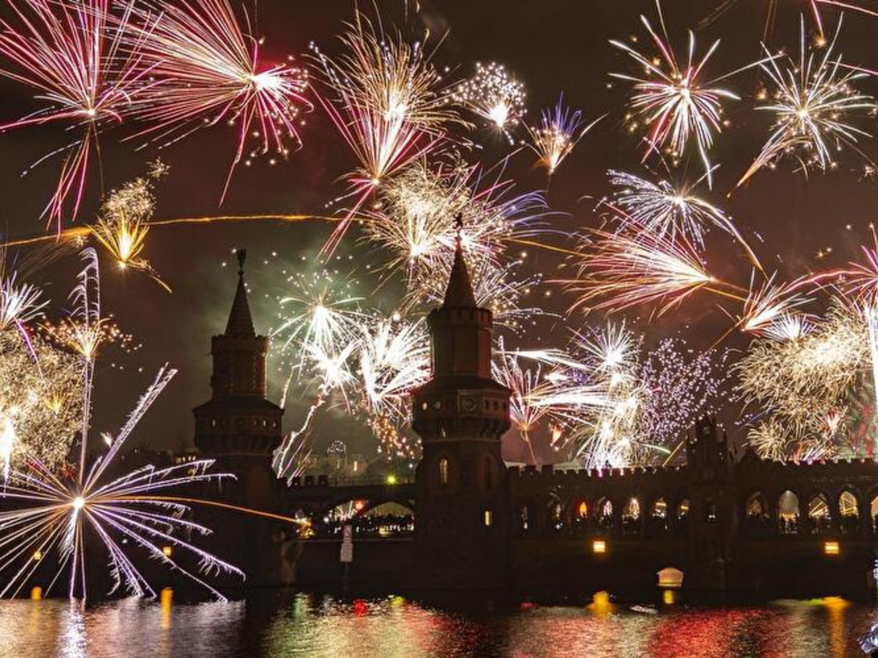 There’s no place like Berlin to welcome the New Year. From the legendary celebration at Brandenburg Gate with fireworks and live music—just 34 minutes by bus—to rooftop parties, river cruises on the Spree, and glamorous dinner shows, Berlin transforms into one big stage for unforgettable nights. You just got to choose! (© dpa)