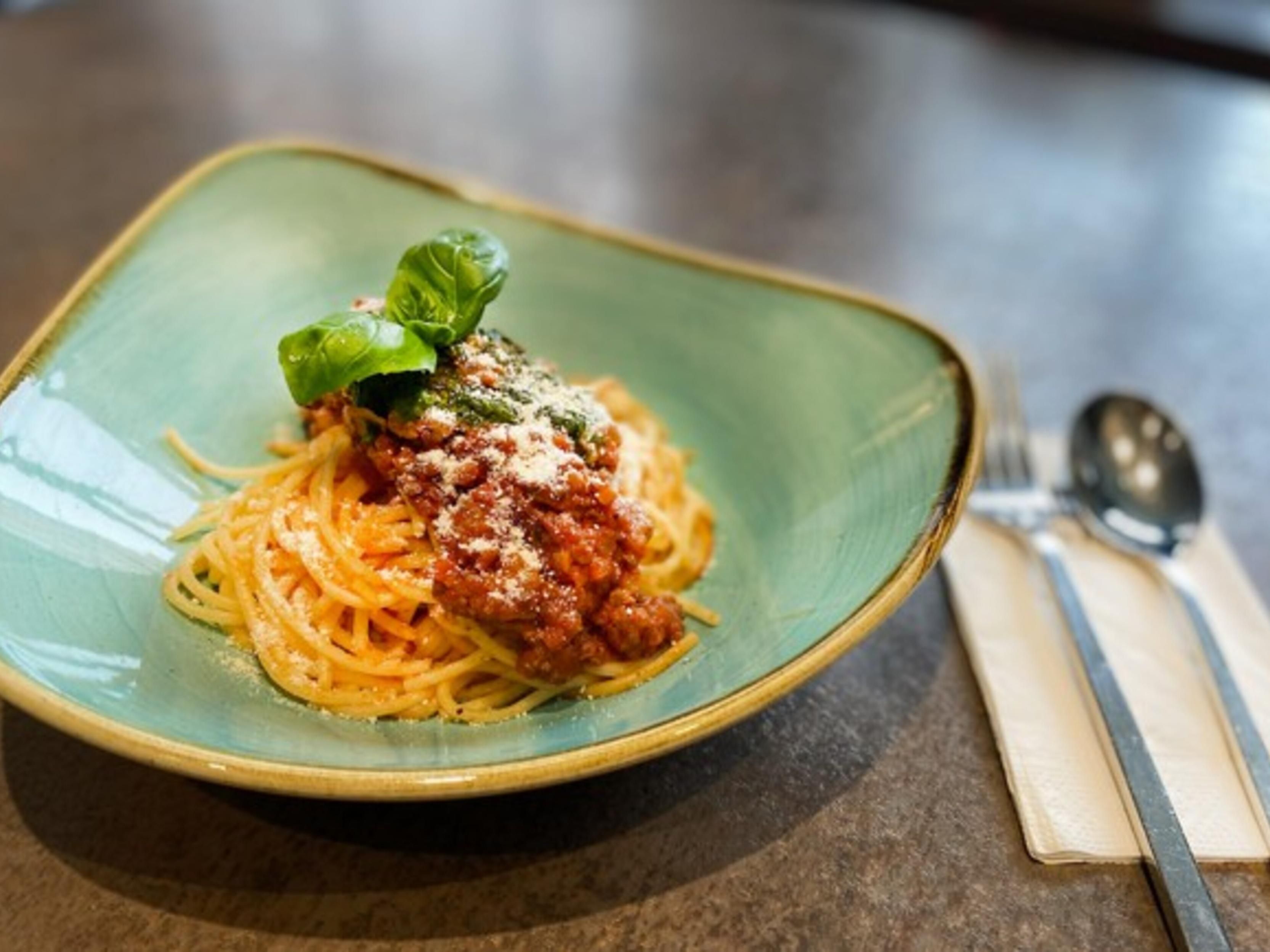 From 4 to 11 PM, our bar serves delicious flavours to satisfy every craving. Enjoy oven-fresh pizzas, golden tarte flambées, hearty rice and pasta dishes, or light snacks – with vegan and vegetarian options. Pair your dish with a fine wine or creative cocktail and soak up Berlin's vibrant evening vibe.