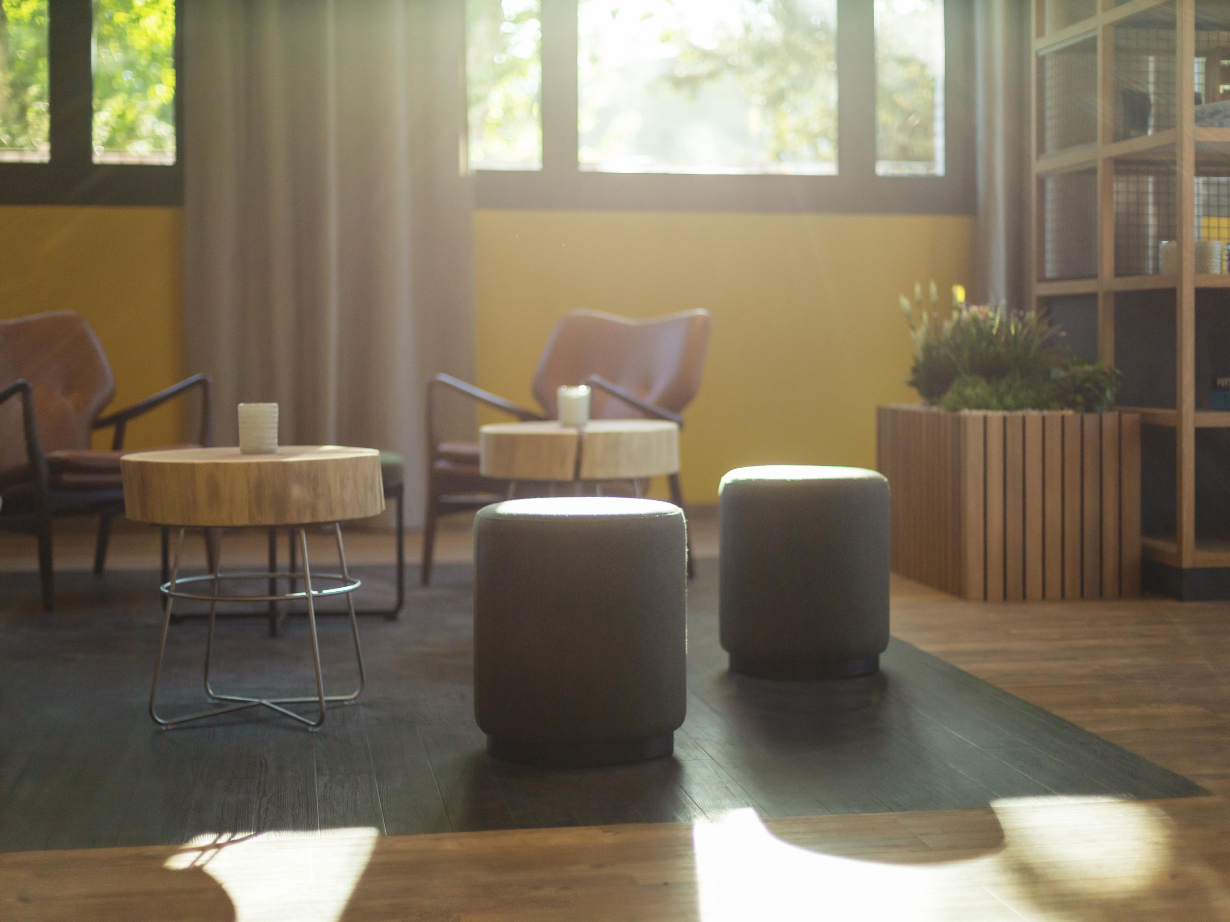 In our hotel lobby, you’ll find a delicious selection of sweet and savory snacks, along with refreshing drinks – from soft drinks and beer to wine and energy drinks. Take a well-deserved break and treat yourself to a little reward in between!