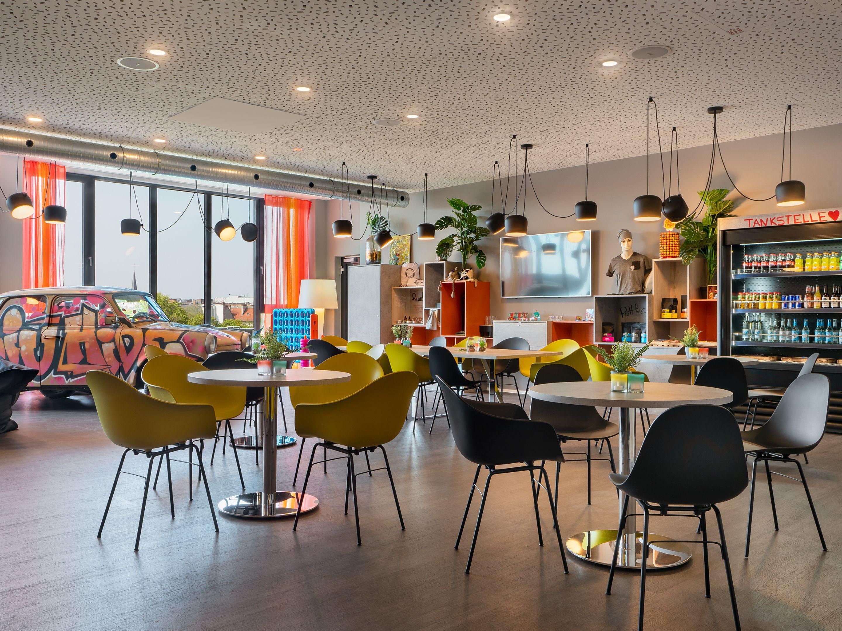 استمتع بالمشروبات والوجبات الخفيفة في ردهة المعيشة الترحيبية