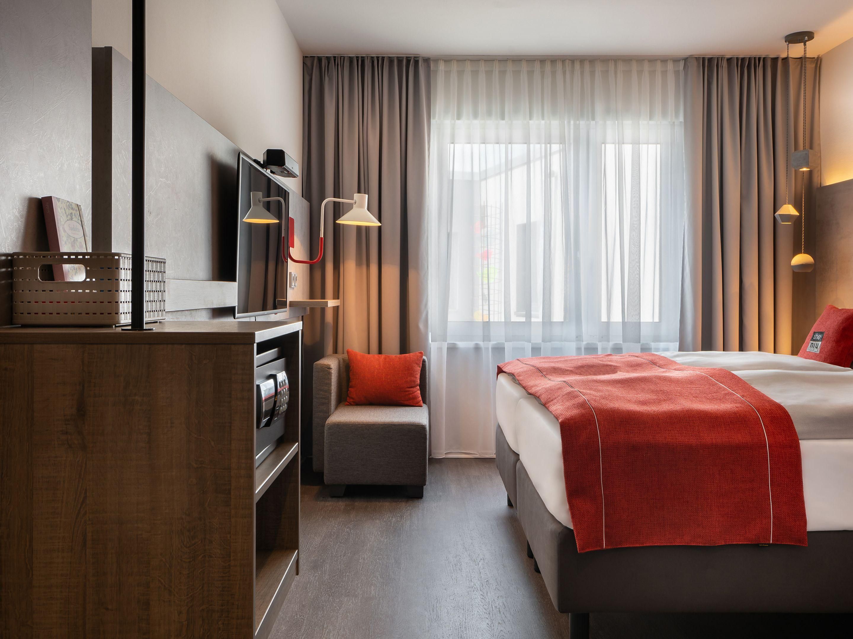 Do you like listening to your favourite radio station, your own playlist or the latest news in the morning? Then simply connect your smartphone to the sound system in your room. After all, your own wake-up routine is still the best!