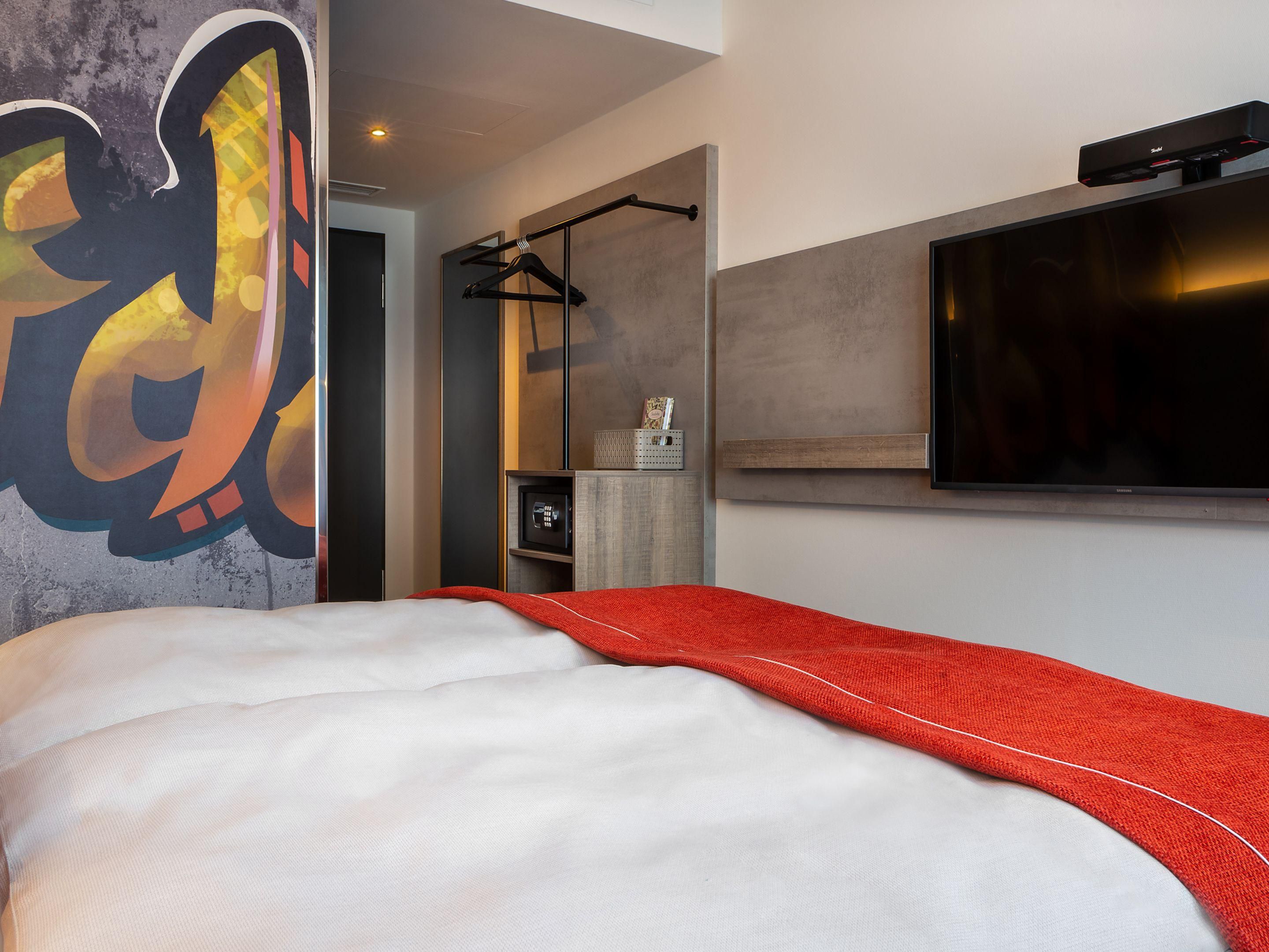 Do you like listening to your favourite radio station, your own playlist or the latest news in the morning? Then simply connect your smartphone to the sound system in your room. After all, your own wake-up routine is still the best!