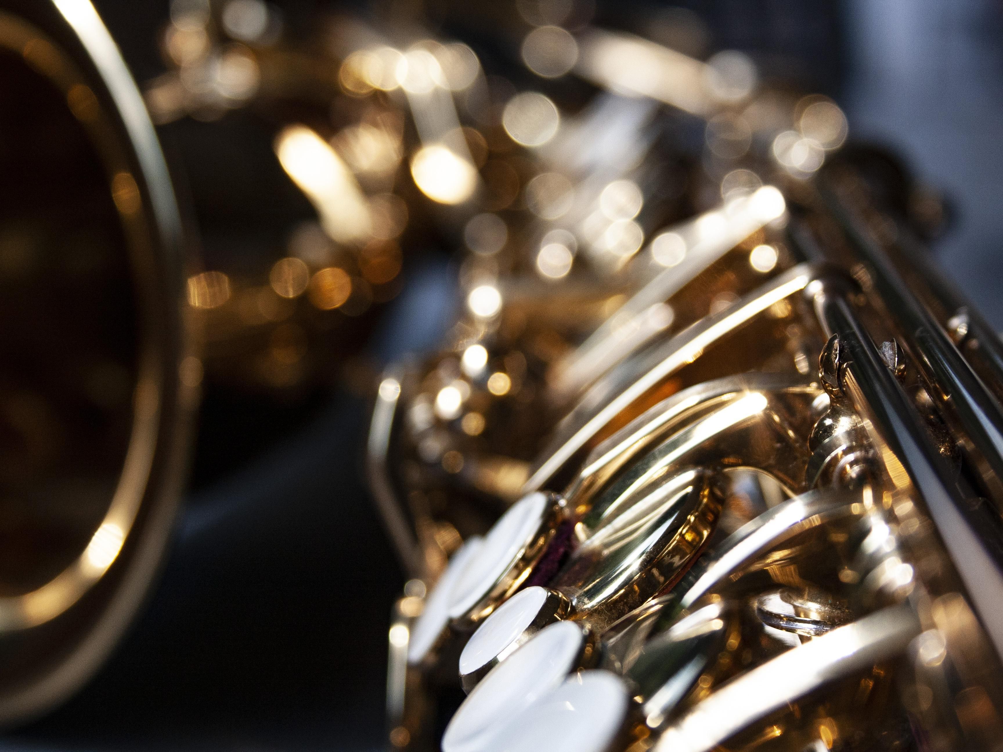 From April 11 to 13, Bremen will become a hotspot of the international jazz scene. The festival combines a unique music program with art and culture from the respective partner country. The highlight is the trade fair weekend with 38 showcase concerts, a grand gala, and the CLUBNIGHT at 30 venues – just a 15-minute tram ride from the hotel.