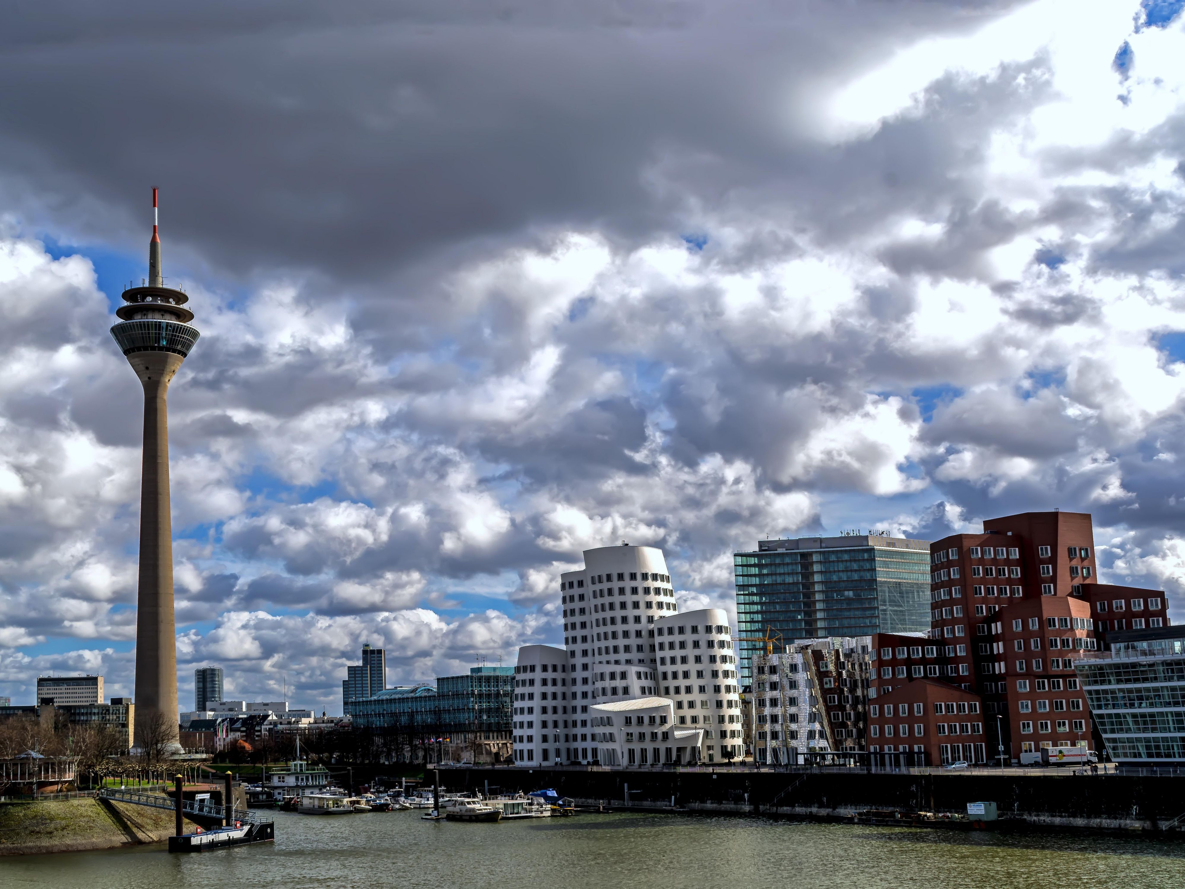 Attending a trade show in Düsseldorf? Our hotel offers a clever alternative: stylish comfort, attractive rates, and a relaxed atmosphere away from the event crowds. Thanks to the nearby A57 and direct train connections, Düsseldorf Messe is just a convinient ride away. Book your stay now and enjoy a smooth, well-connected business trip.