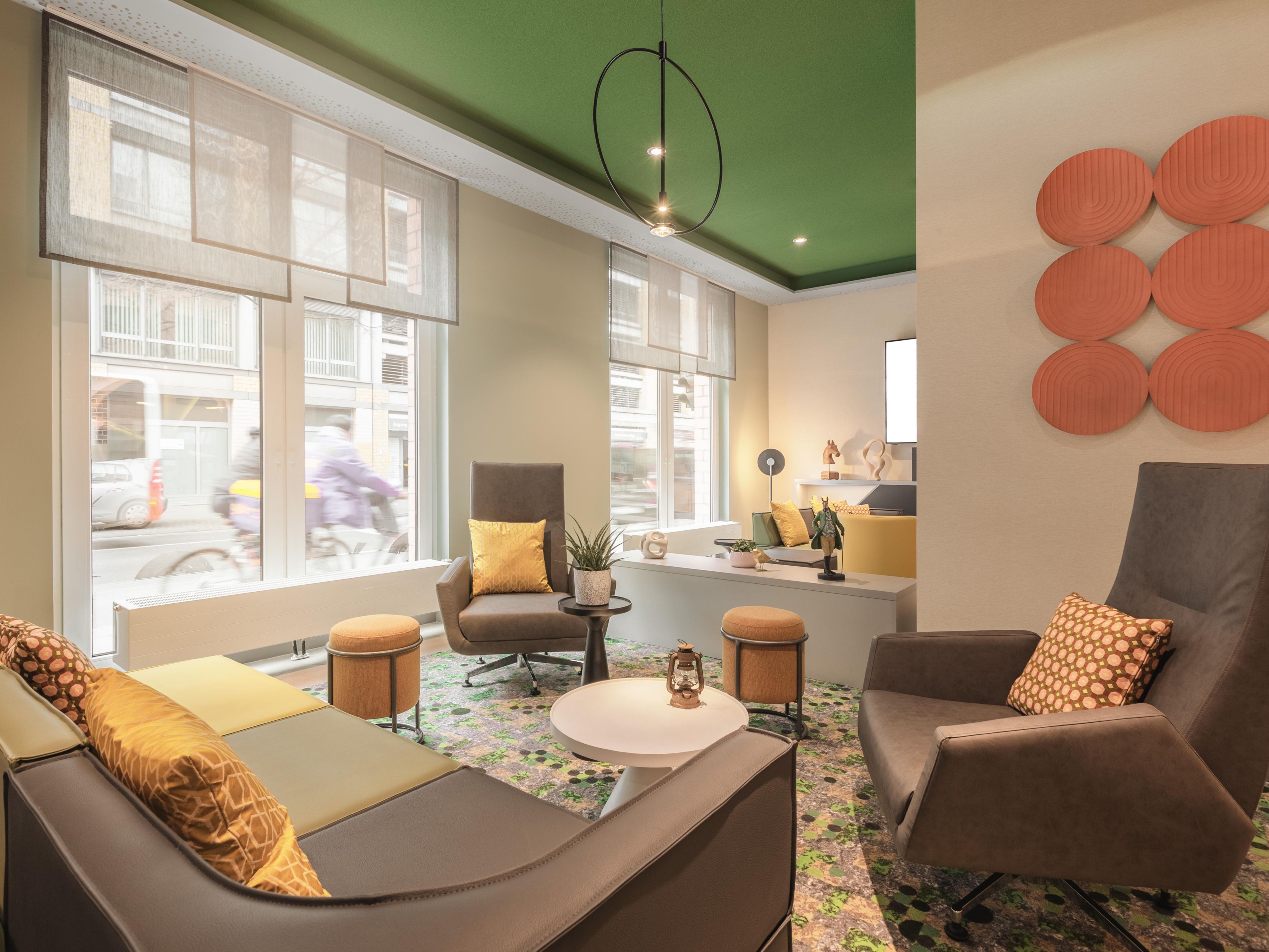 Our Living Lobby is a bright, cozy and inviting space, ideal for relaxing or productive work. Equipped with numerous power sockets, USB ports and free Wi-Fi, it offers the perfect environment for private downtime, relaxed meetings or efficient networking.