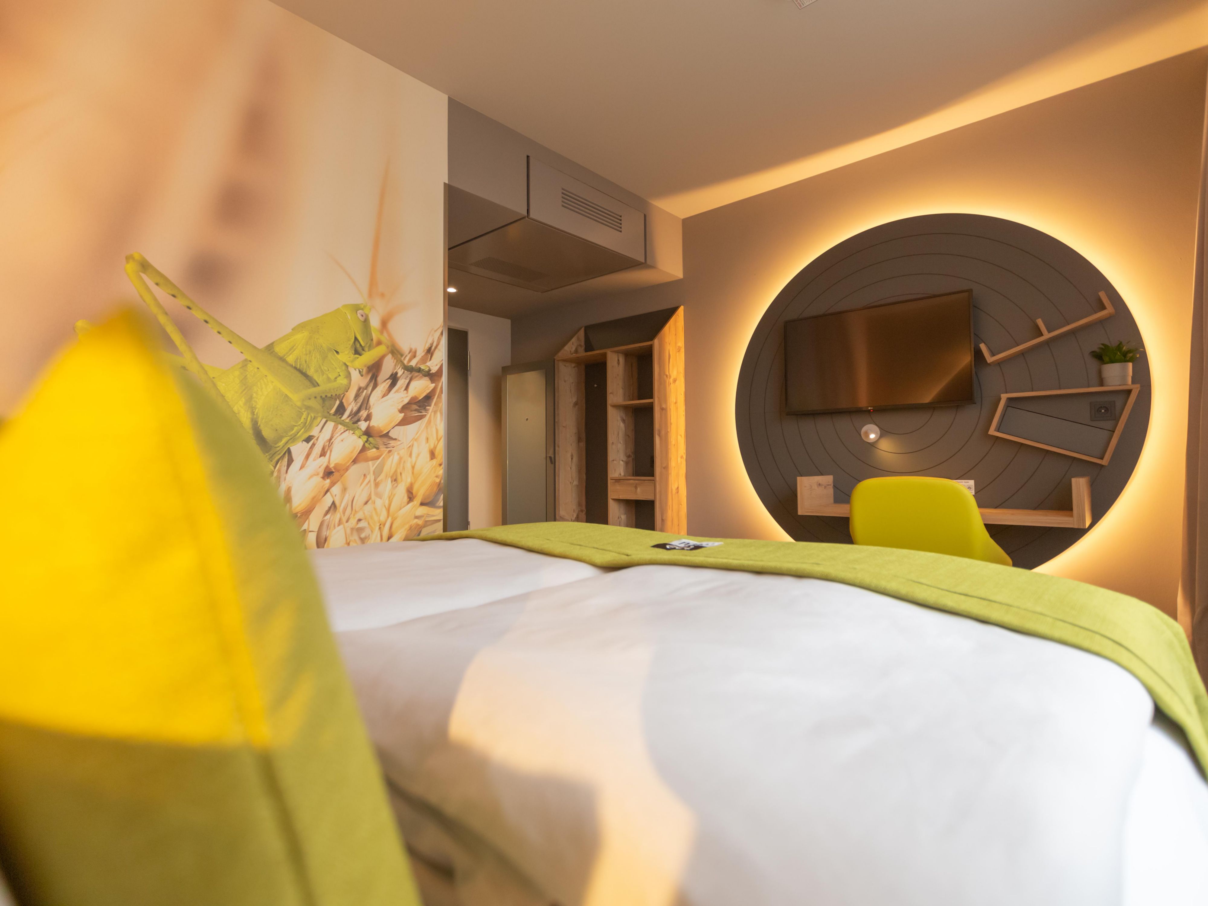 Our design concept picks up on Cologne's historic mill culture. Natural materials, lush green tones and wood create a relaxing atmosphere. Colorful works of art by Caspar David Engstfeld, alias Krashkid, stylishly complement the nature-loving theme and lend the hotel a unique, creative mood.