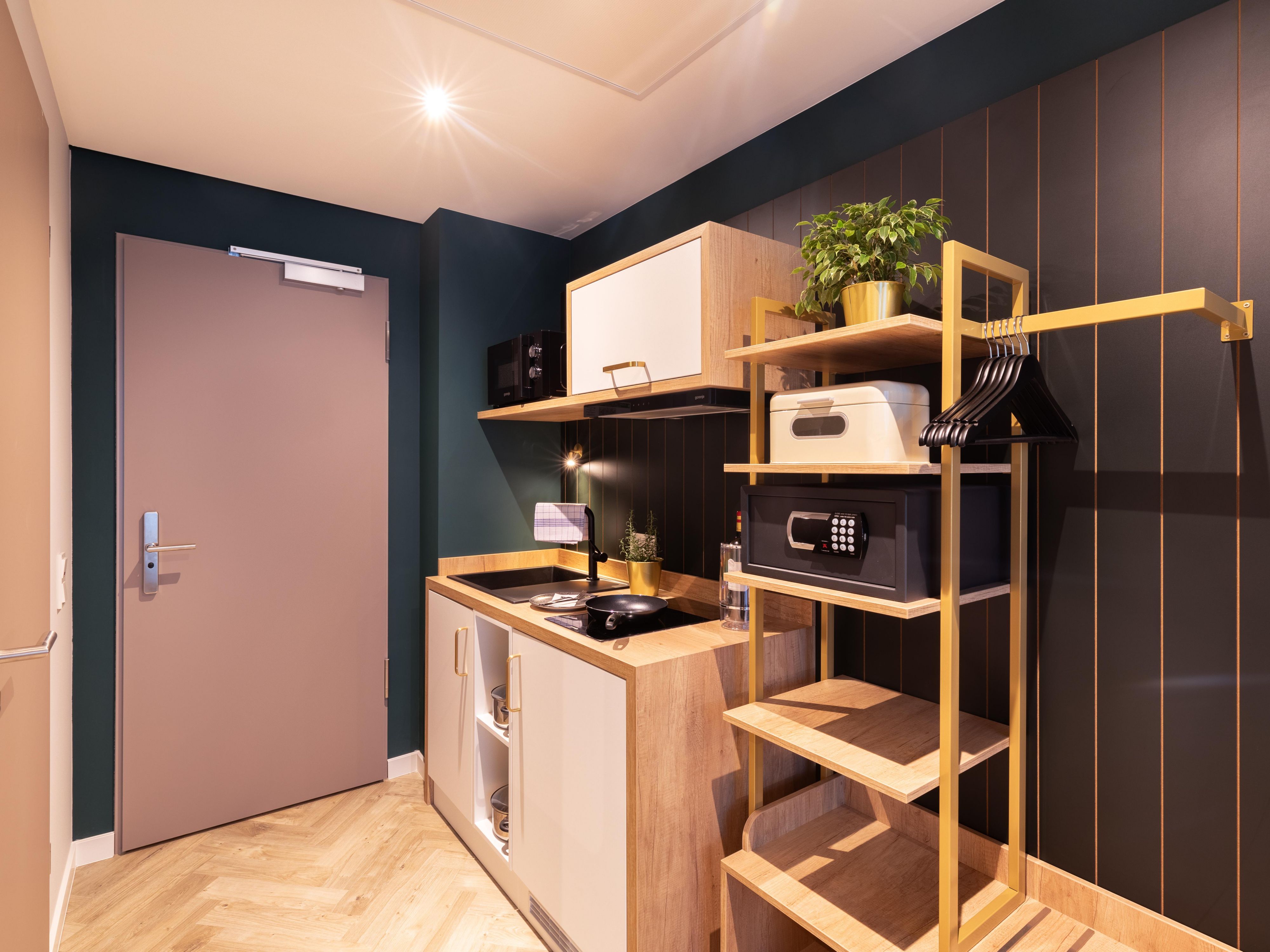 Enjoy the convenience of your own kitchenette, featuring a stove, mini fridge with freezer compartment, and microwave—perfect for preparing simple meals during your stay. Tableware and cutlery are available at reception for a small deposit. Ideal for long stays!