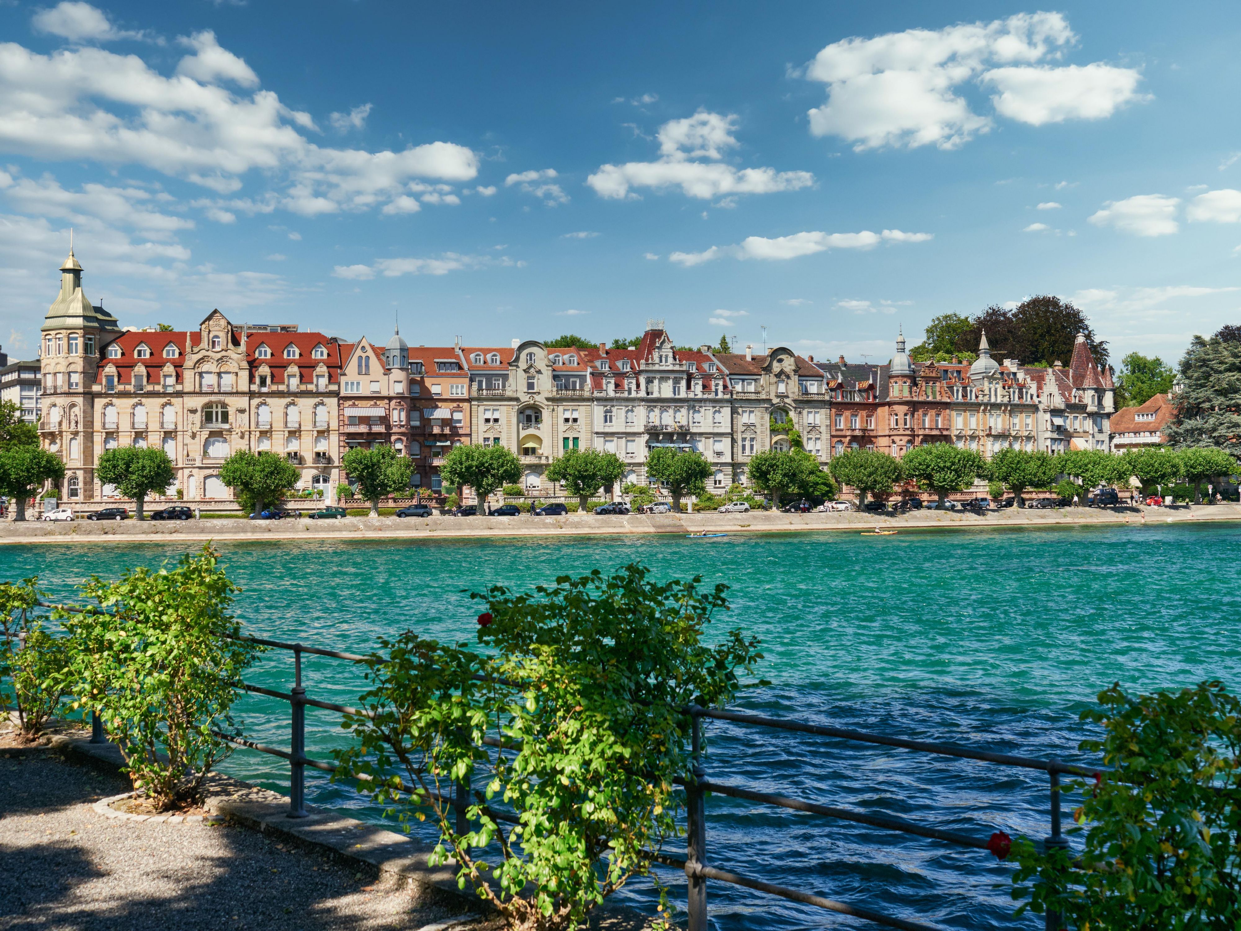 From the Holiday Inn - the niu, Flower Konstanz, it’s just a 12-minute walk to both the ferry terminal and the Bodenseeforum – ideal for business travelers. The old town is less than 15 minutes away by bus, and the Flower Island of Mainau is only a 15-minute drive. Perfectly situated to explore Konstanz and Lake Constance!
